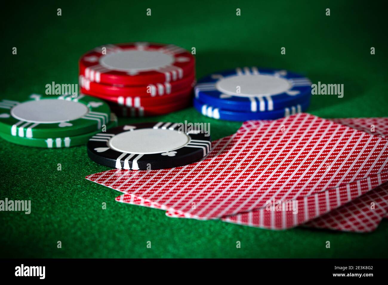 Scena di carte da gioco, chip, gioco d'azzardo, poker, blackjack o Texas Hold 'em a Las Vegas o casinò Foto Stock