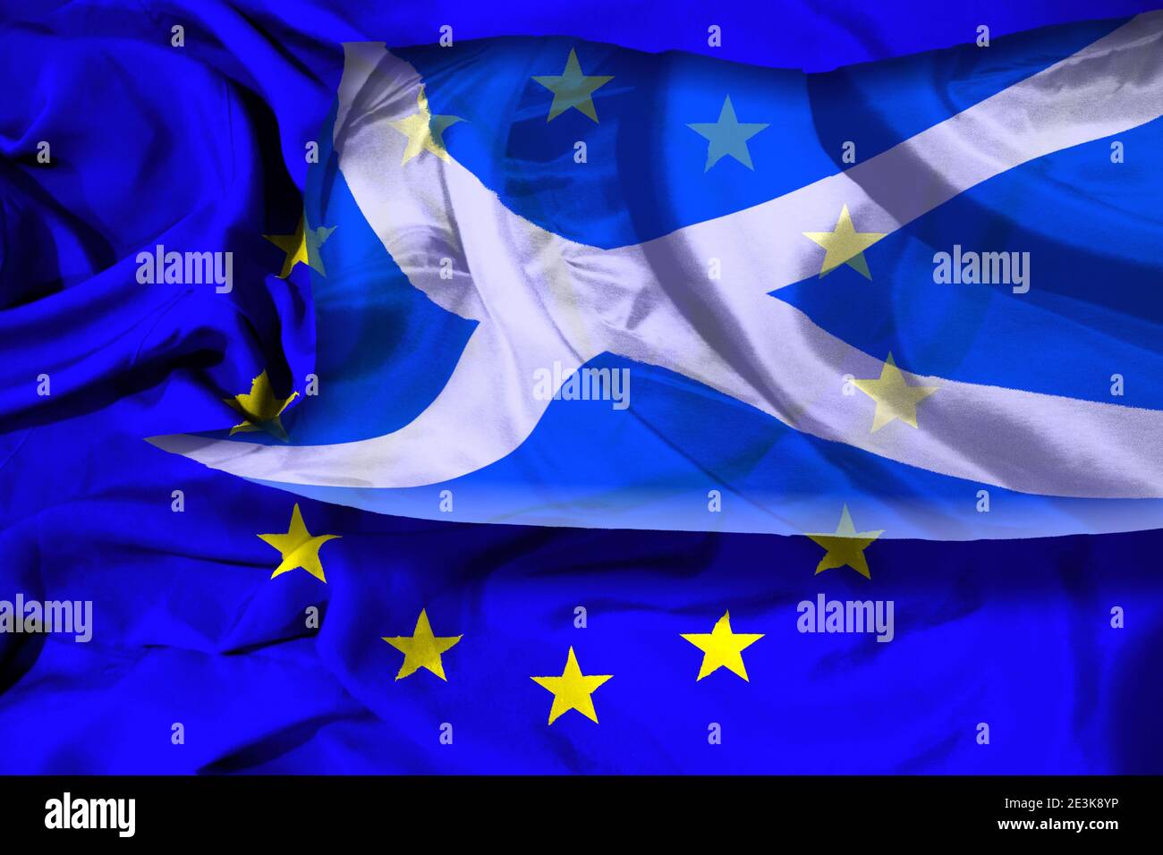 Bandiera scozzese che sventolava contro la bandiera dell'UE. Concetto Scexit. Foto Stock