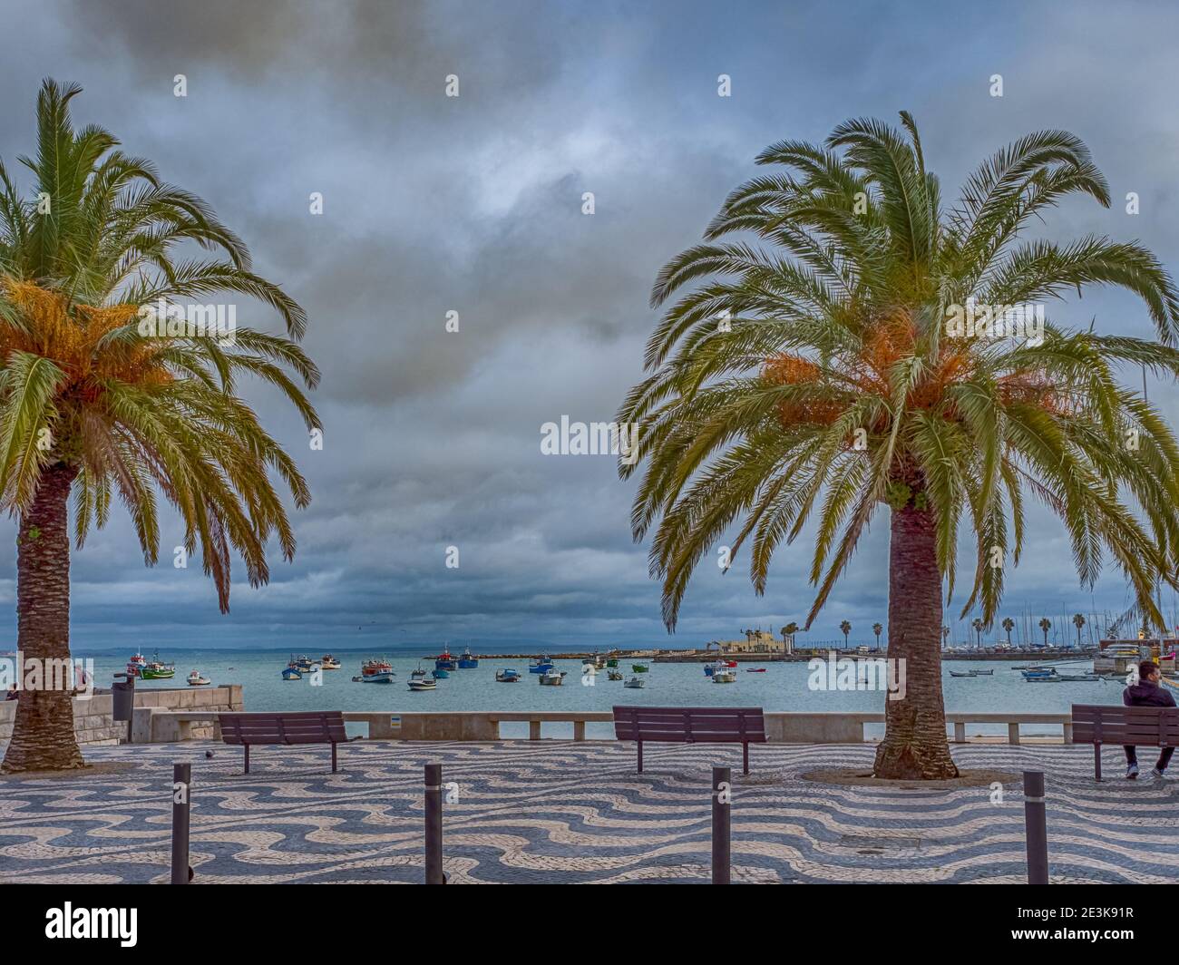 Cascais, Portogallo - Gen 2019: Vista sul lungomare, il porto turistico e la spiaggia di Ribeira a Cascais, Baía De Cascais Foto Stock