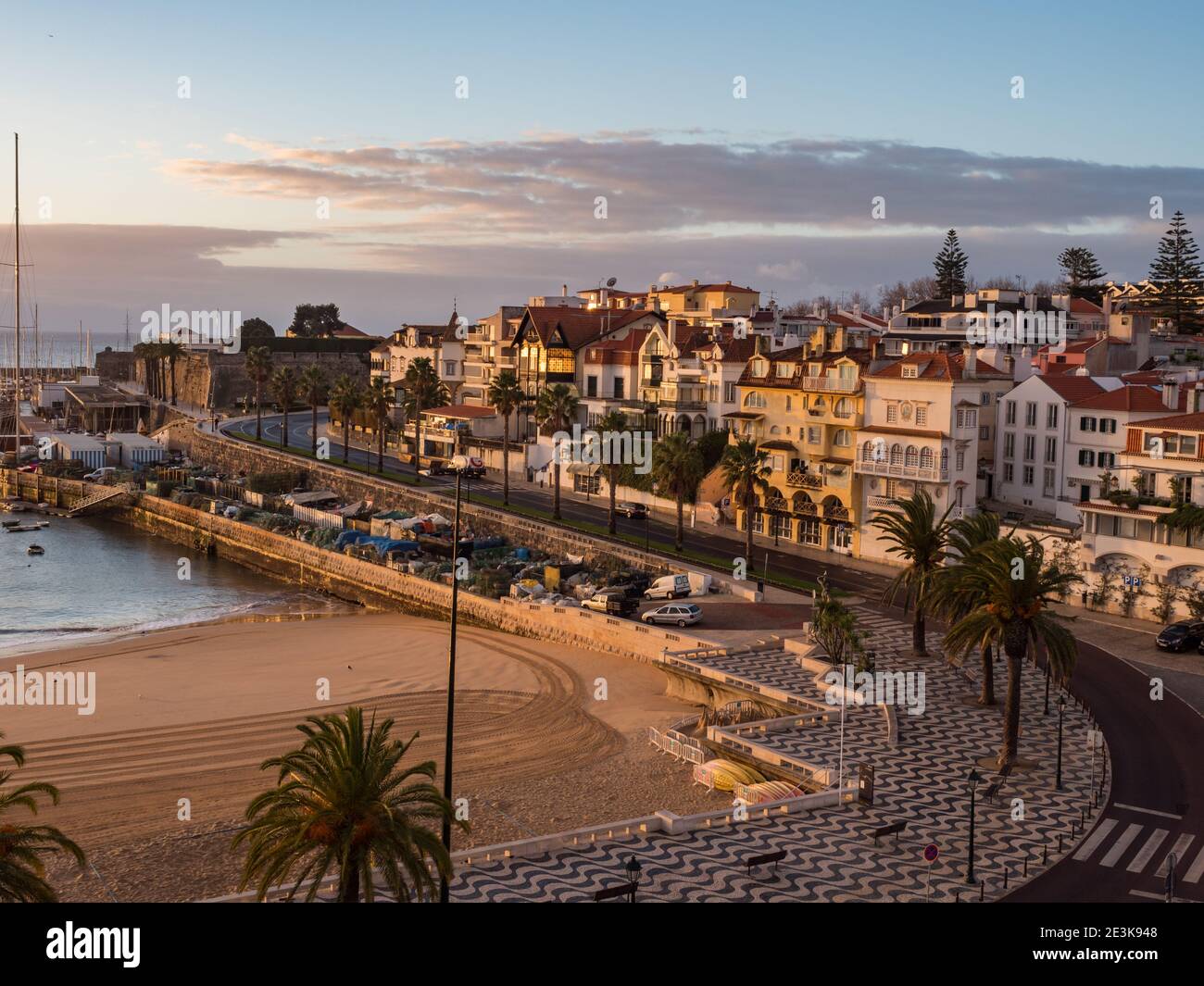 Cascais, Portogallo - Gen 2019: Vista panoramica sulla città di Casacais con porticciolo, spiaggia di Ribeira al mattino, Europa Foto Stock