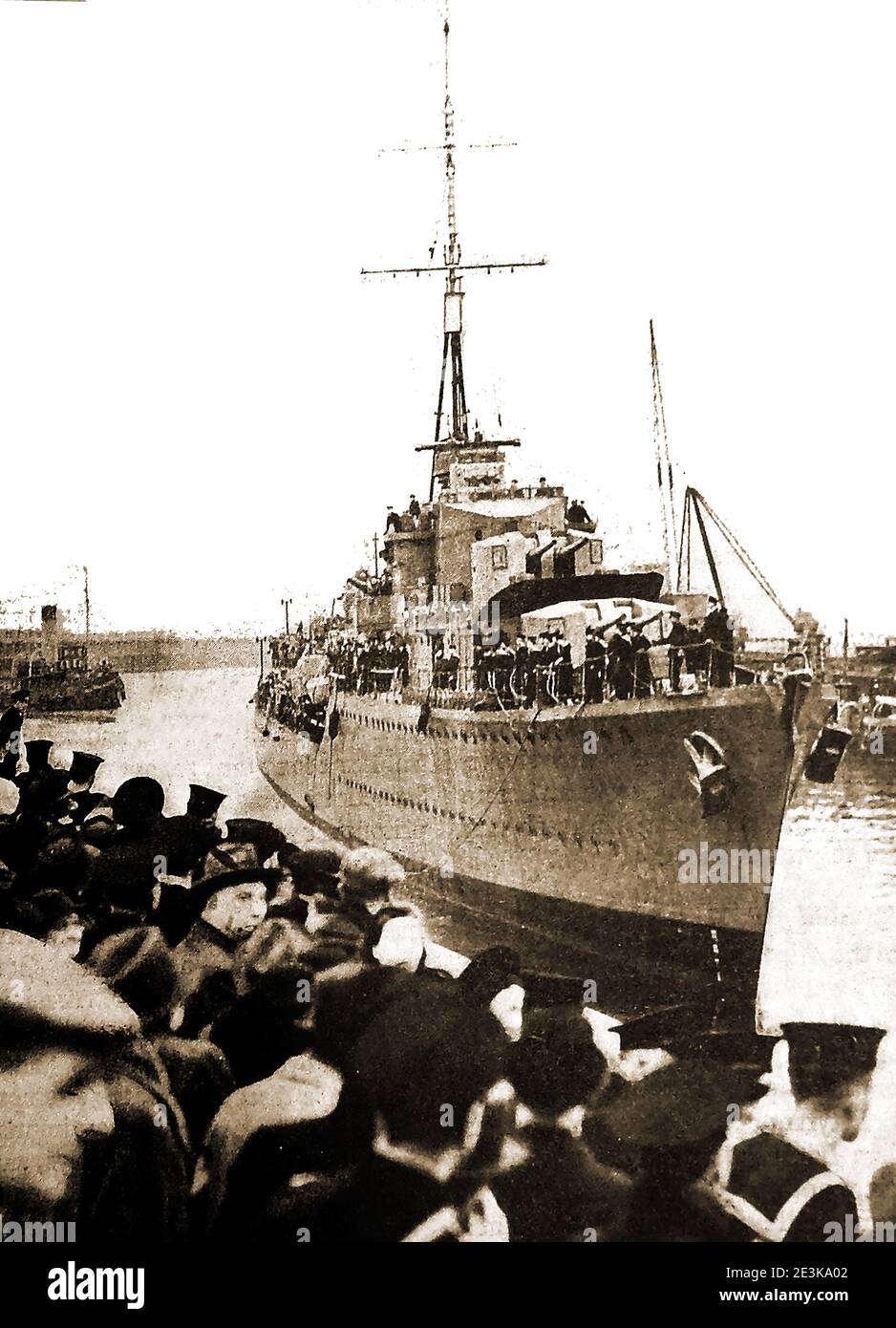 1940. L'INCIDENTE ALTMARK- HMS Cossack arriva in Gran Bretagna (Leith) con 300 marinai britannici liberati dalla nave tedesca Altmark vicino al Jøssingfjord in Norvegia. I prigionieri erano sopravvissuti da varie navi affondate dall'ammiraglio Graf Spee). HMS Cossack era un cacciatorpediniere di classe tribale che divenne famoso per l'imbarco della nave tedesca Altmark nelle acque norvegesi, e la liberazione dei marinai catturati originariamente dall'ammiraglio Graf Spee. Il Cossack fu silicato dal sommergibile tedesco U-563 il 23 ottobre 1941 e affondato quattro giorni dopo. Foto Stock