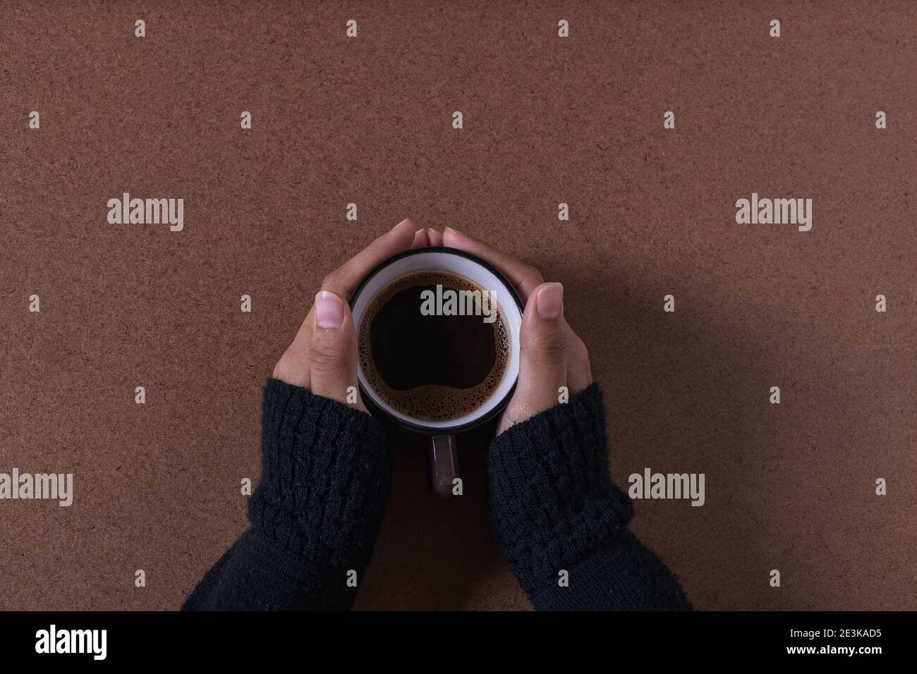 bere il caffè con il pane, creando nuove idee alla mia scrivania Foto Stock