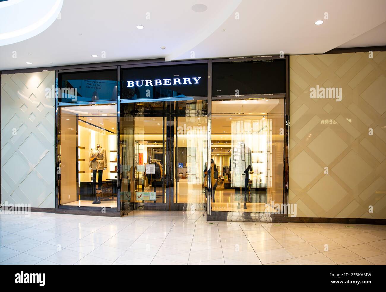 Santa Clara, CA USA - 14 gennaio 2021: Boutique Burberry Fashion Designer Store. Marchio di lusso britannico che progetta e distribuisce prodotti pronti all'uso Foto Stock
