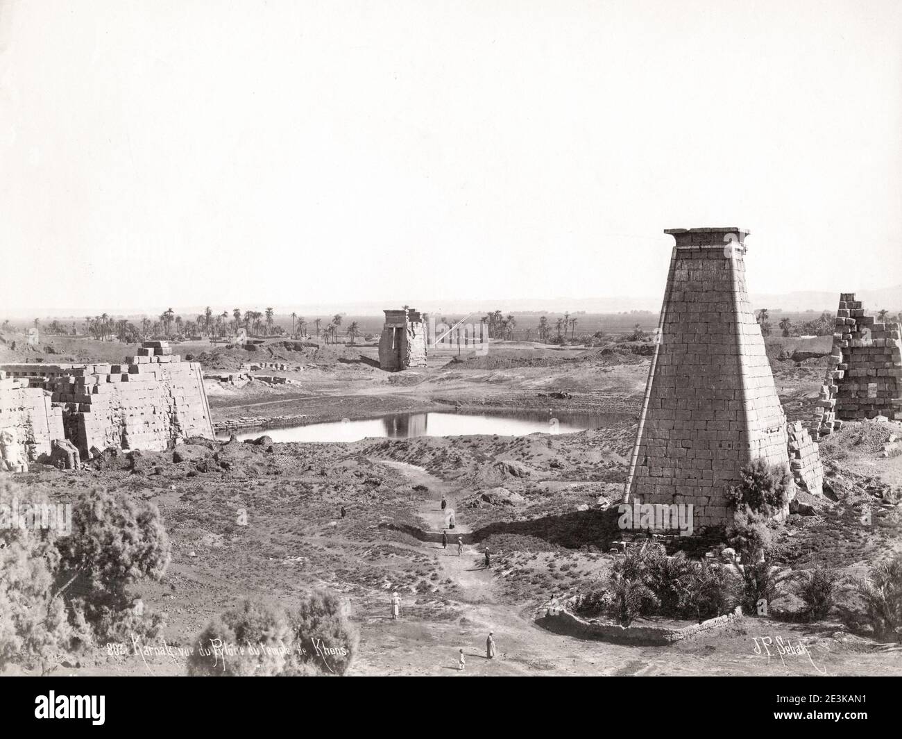 Fotografia d'epoca del XIX secolo: Il complesso del tempio di Karnak, comunemente noto come Karnak, comprende un vasto mix di templi decadenti, cappelle, piloni e altri edifici vicino a Luxor, in Egitto. Il pilone del tempio. Foto Stock