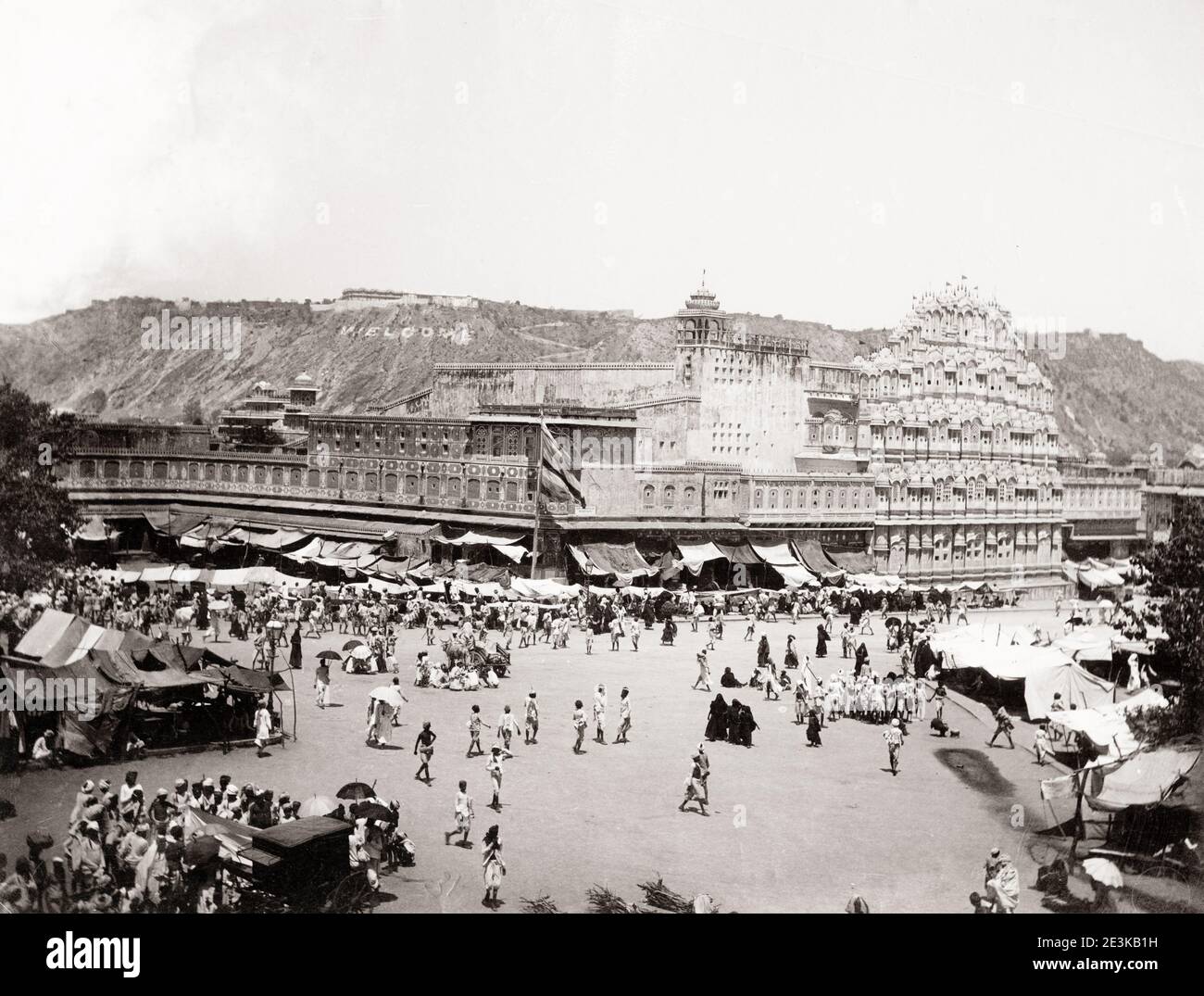 Fotografia d'epoca del XIX secolo: scena di strada a Jeyporo, Jaipur, India. Foto Stock