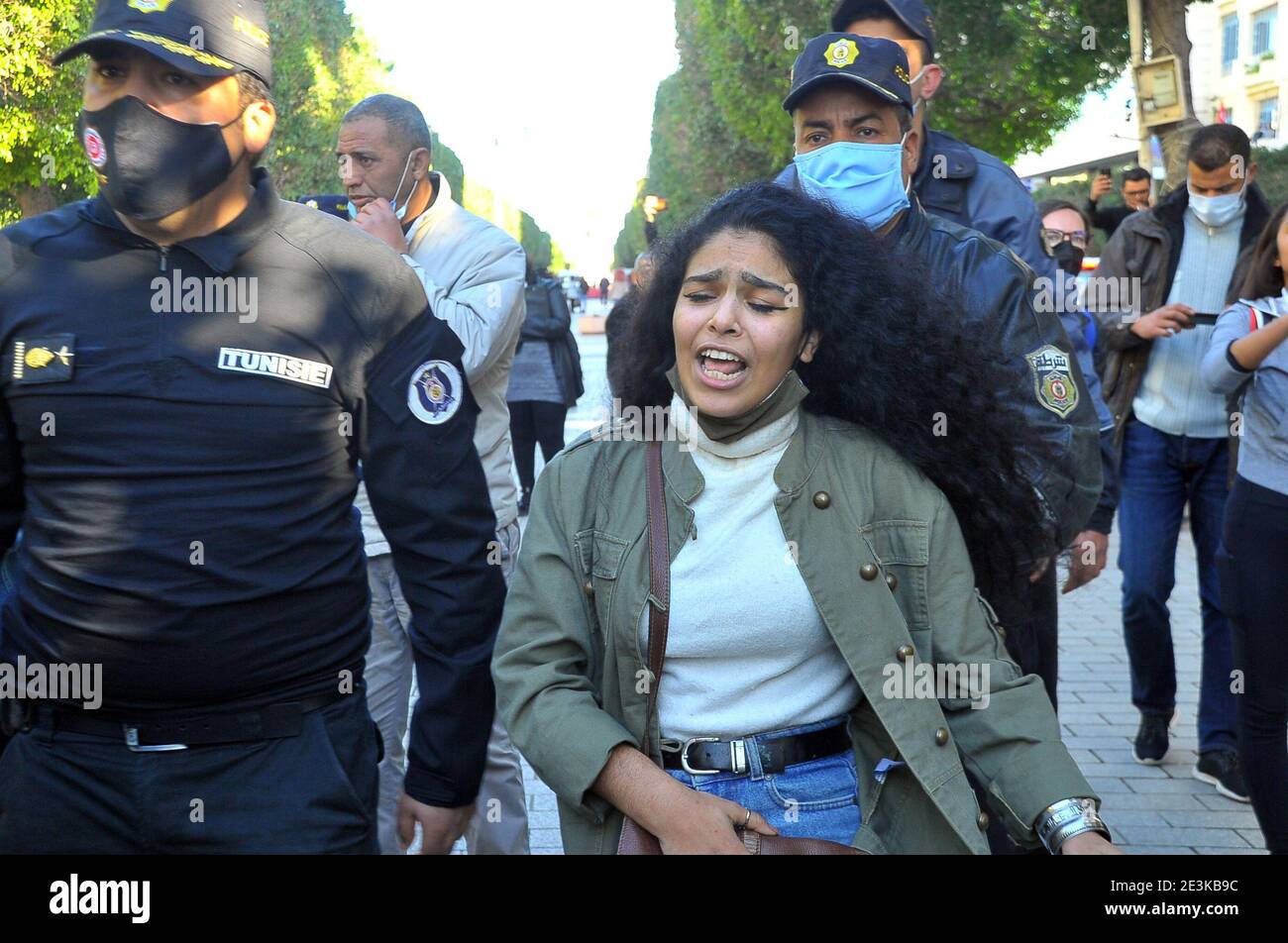 Tunisi, Tunisia. 19 gennaio 2021. L'Avenue Habib Bourguiba è stato testimone di questo pomeriggio, 19 gennaio 2021, Scontri tra la polizia e i dimostranti che chiedono il rilascio di giovani arrestati durante le battute notturne nelle città popolari.le unità di sicurezza dislocate nel viale 'Symbolica' utilizzavano gas lacrimogeni per disperdere i manifestanti.SONO stati registrati numerosi feriti e sono stati arrestati due manifestanti, con pesanti rinforzi di sicurezza schierati per prevenire ulteriori proteste. Foto: Yassine Mahjoub. Credit: Chokri Mahjoub/ZUMA Wire/Alamy Live News Foto Stock