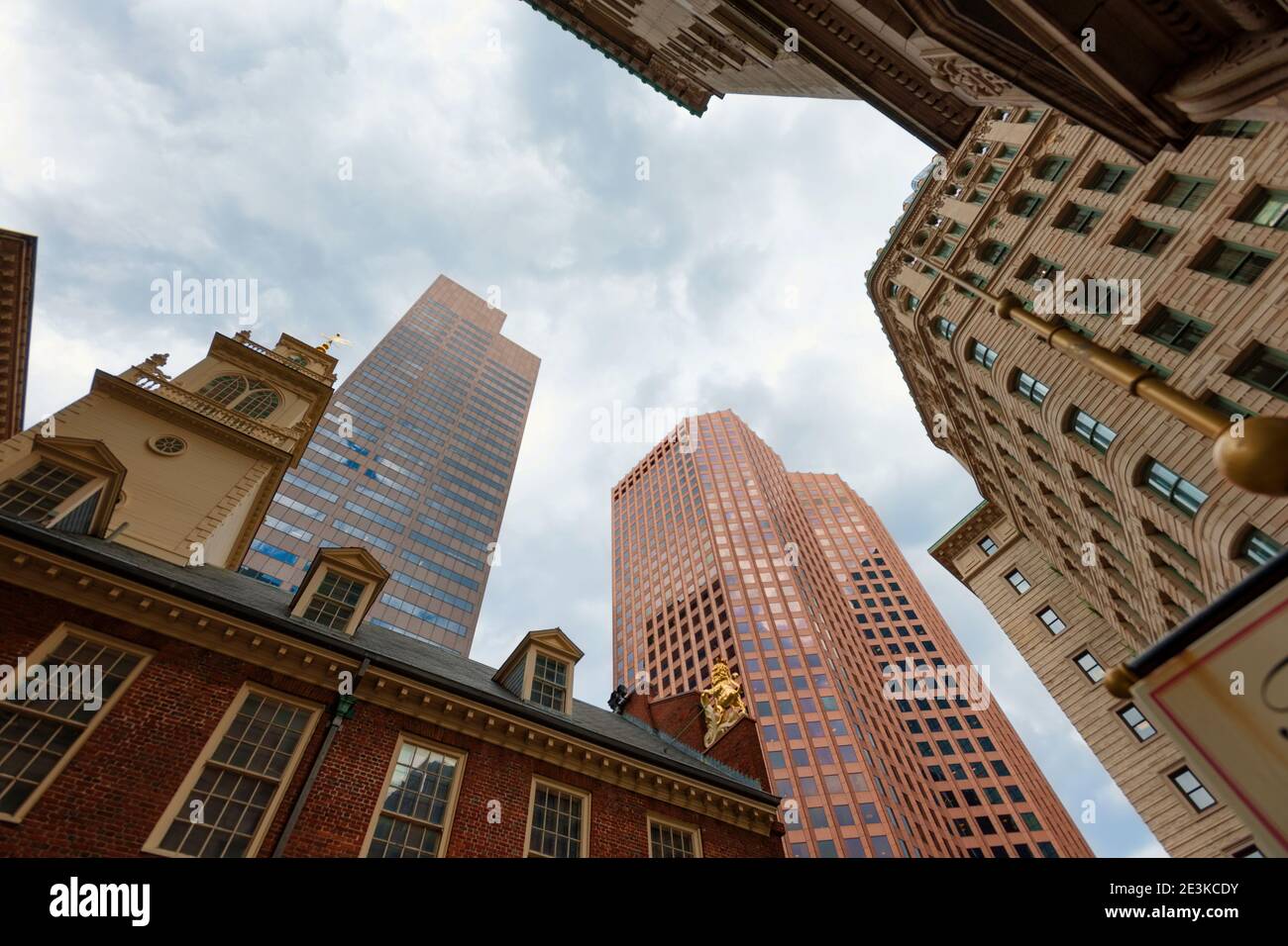 Guardando verso l'alto le nuvole che passano sopra la parte superiore di Lo skyline di Boston Foto Stock