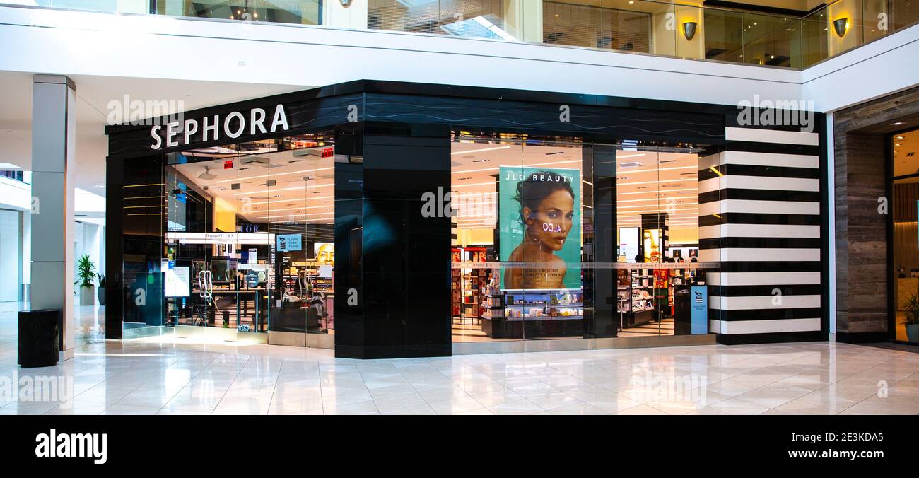 Santa Clara, CA, USA - 14 gennaio 2021: Sephora fashion designer di lusso  cosmetici e negozio di profumi in un centro commerciale. Una multinazionale  francese reta Foto stock - Alamy
