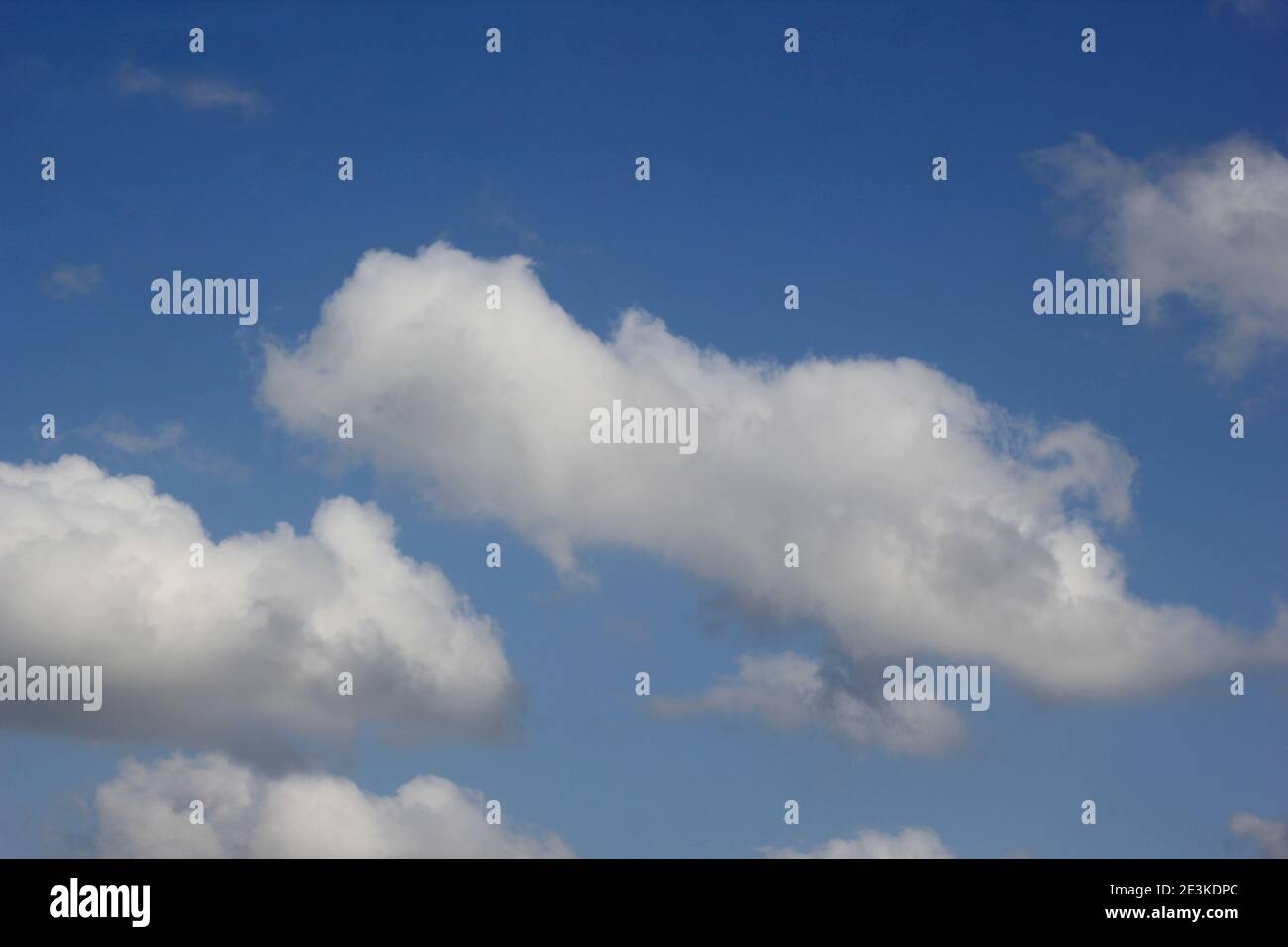 Stranamente forma nuvole bianche nel cielo blu Foto Stock