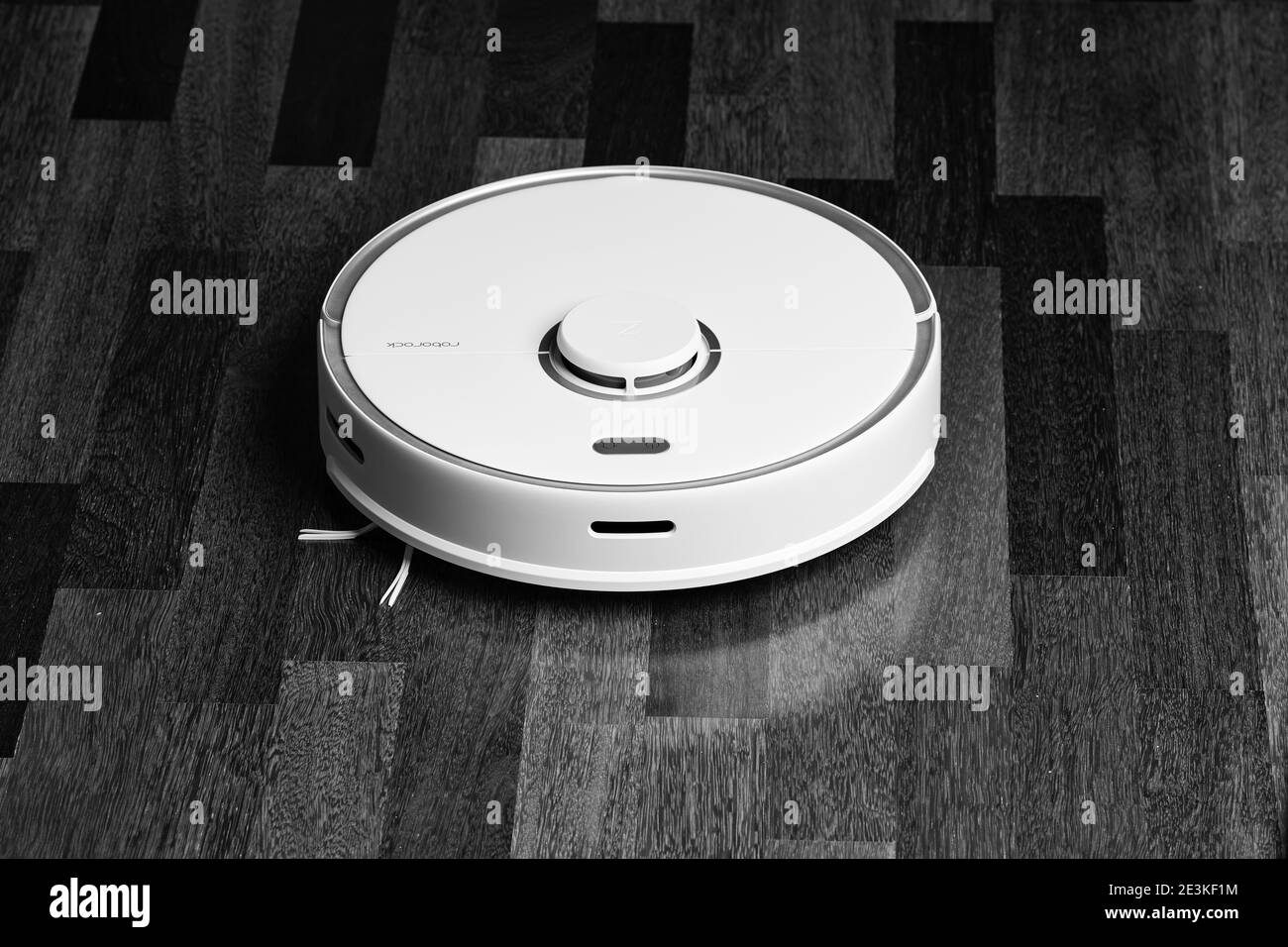 Aspirapolvere robot intelligente Xiaomi roborock s5 max su pavimento in legno. L'aspirapolvere robot esegue la pulizia automatica dell'appartamento. 04.12.2020, Rostov Foto Stock