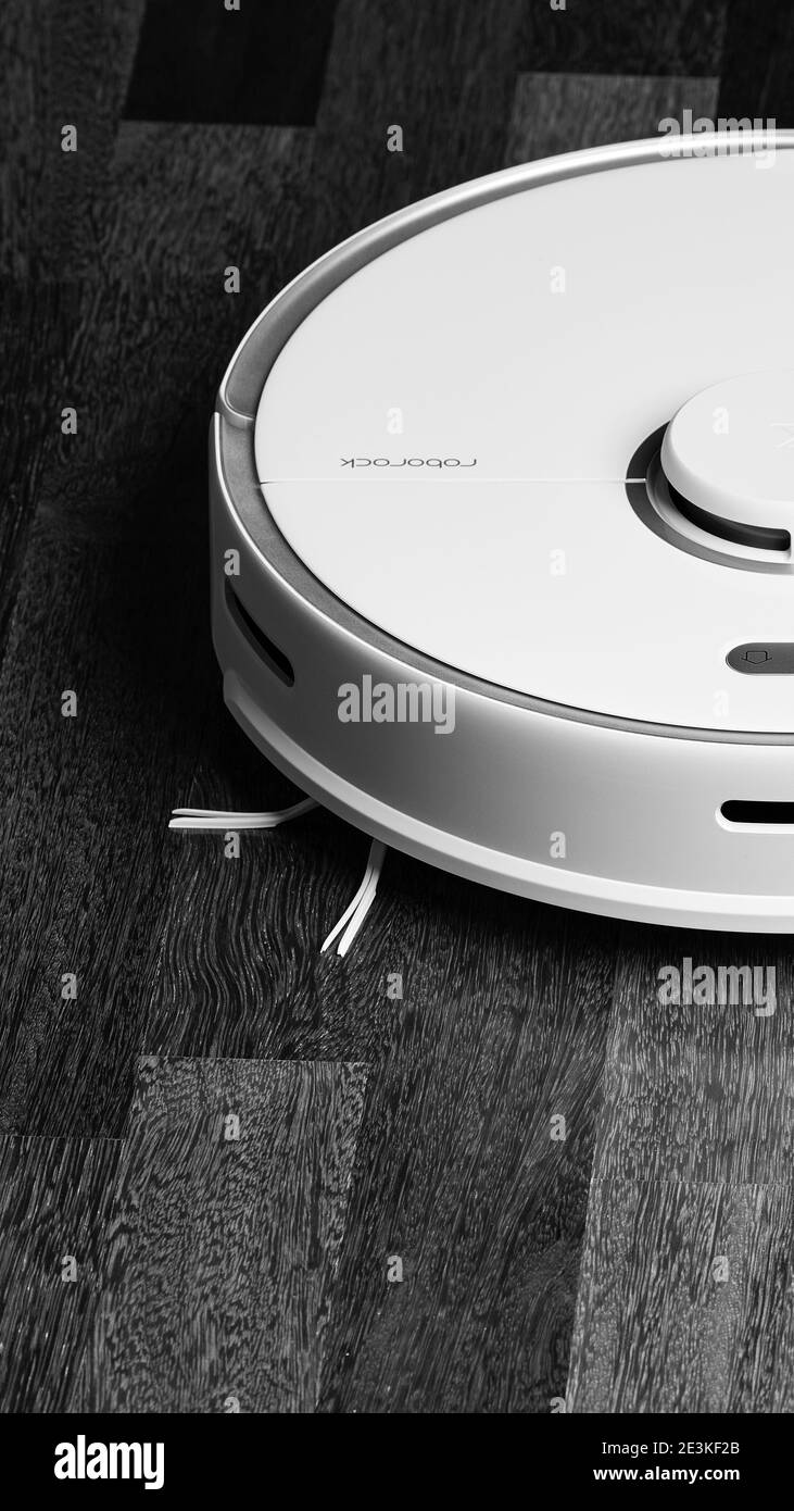 Aspirapolvere robot intelligente Xiaomi roborock s5 max su pavimento in legno. L'aspirapolvere robot esegue la pulizia automatica dell'appartamento. 04.12.2020, Rostov Foto Stock