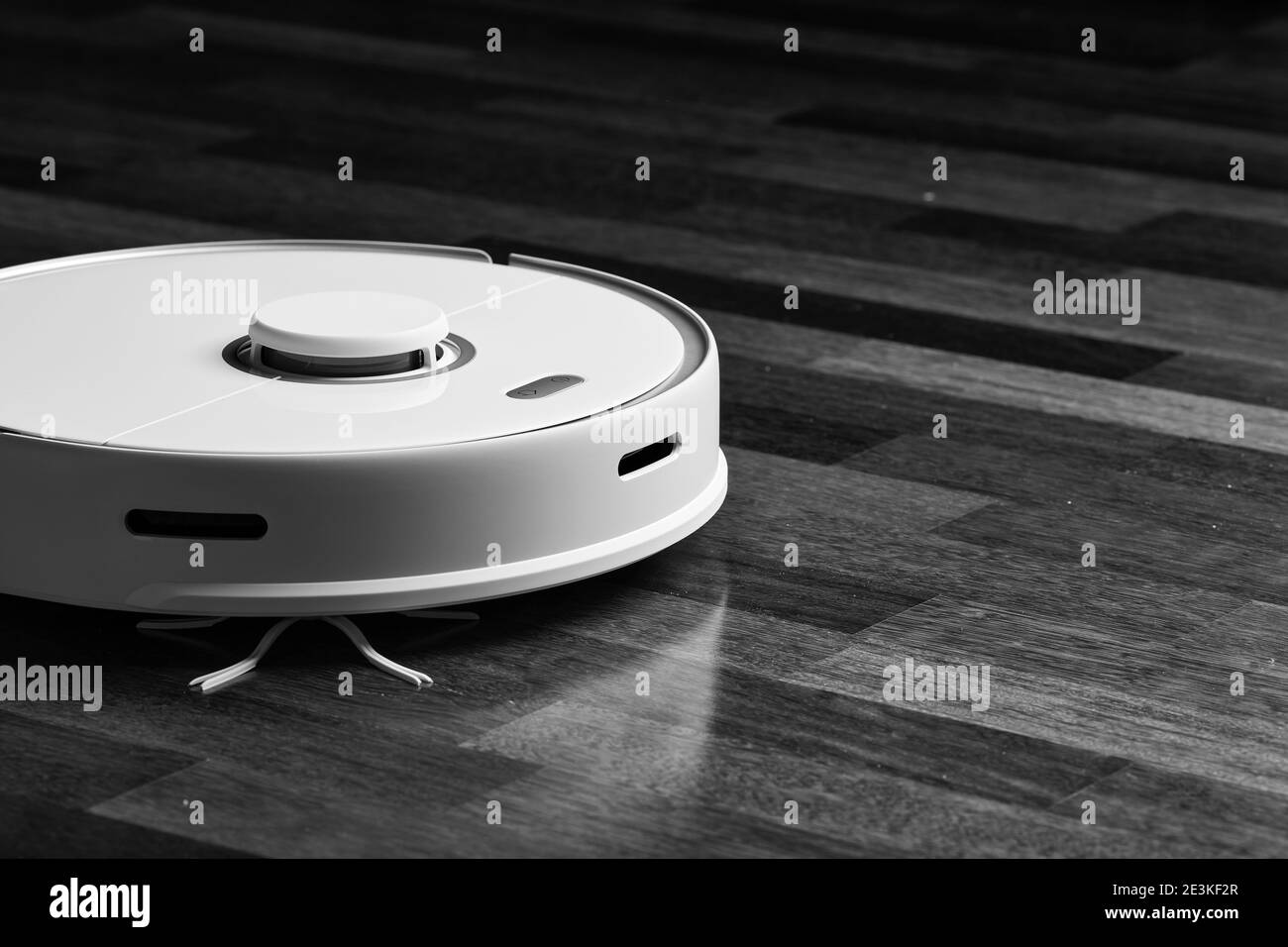 Aspirapolvere robot intelligente Xiaomi roborock s5 max su pavimento in legno. L'aspirapolvere robot esegue la pulizia automatica dell'appartamento. 04.12.2020, Rostov Foto Stock