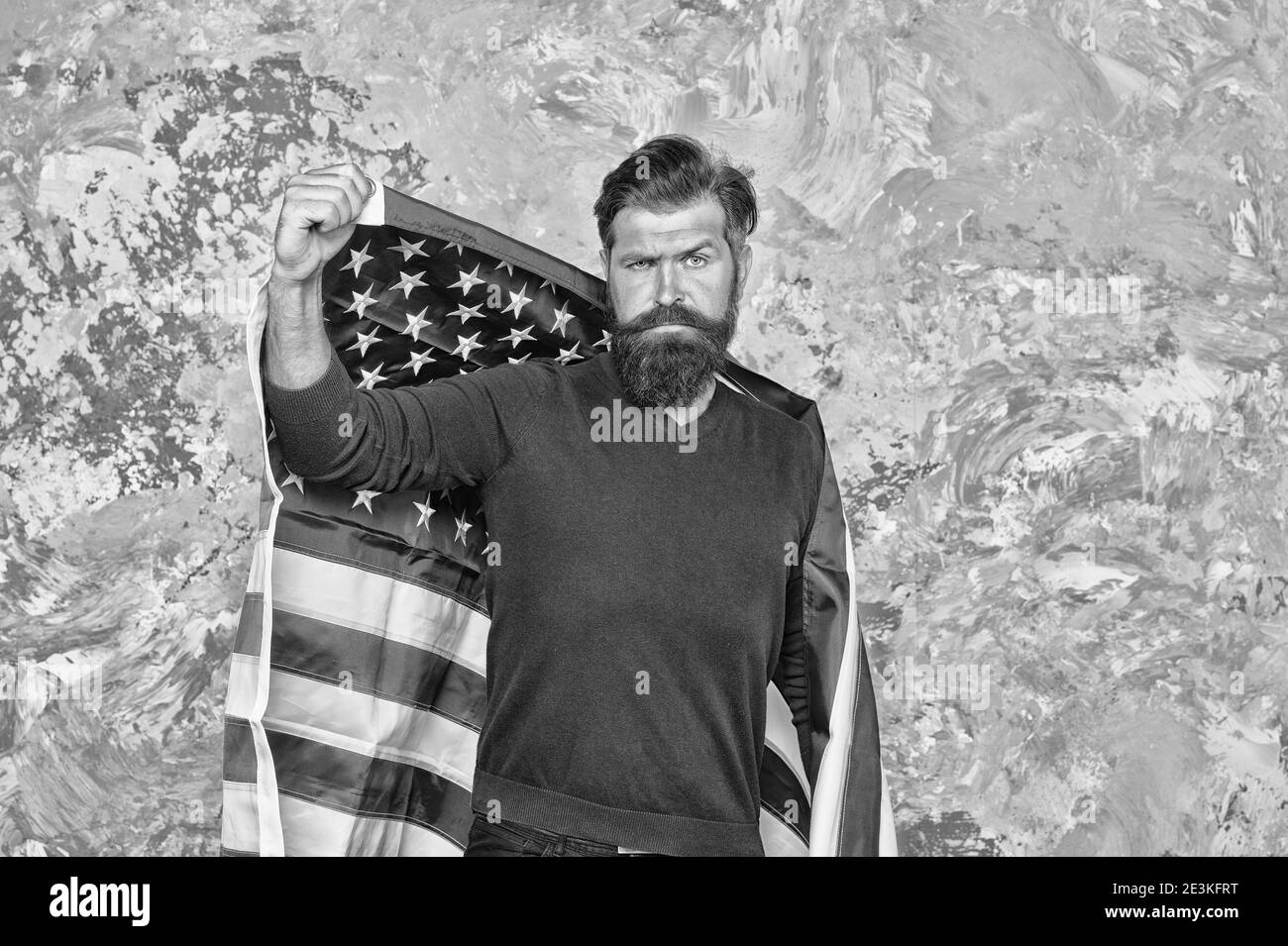 L'uomo hipster americano celebra la giornata dell'indipendenza con la bandiera nazionale, concetto di sentimento patriottico. Foto Stock