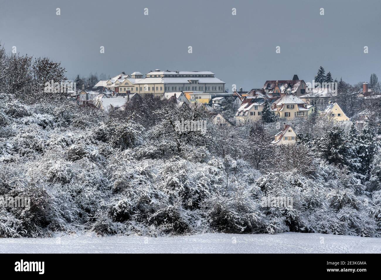 Piccola città in ibernazione. Vista della città della musica wintry di Trossingen nel sud-ovest della Germania. Foto Stock