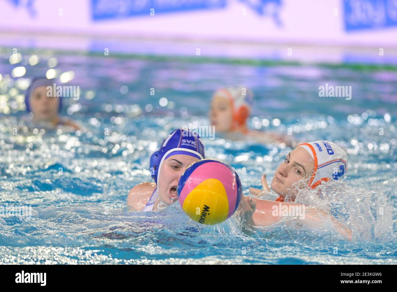 Centro Federale B. Bianchi, Trieste, Italia, 19 Jan 2021, 11 KATLOVSKA Daniela (Slovacchia) - 2 MEGENS Maud (Paesi Bassi) durante le Donne& n° 39;s Waterpolo Olimpic Game Qualification Tournament 2021 - Olanda vs Slovacchia, Giochi Olimpici - Foto Marco Todaro / LM Foto Stock