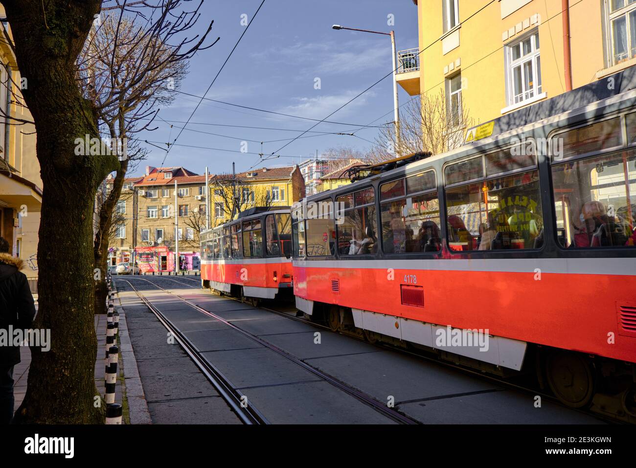 06.01.2021. Bulgaria. Sofia. Tram della vecchia strada in via Sofia e via comune. Foto Stock