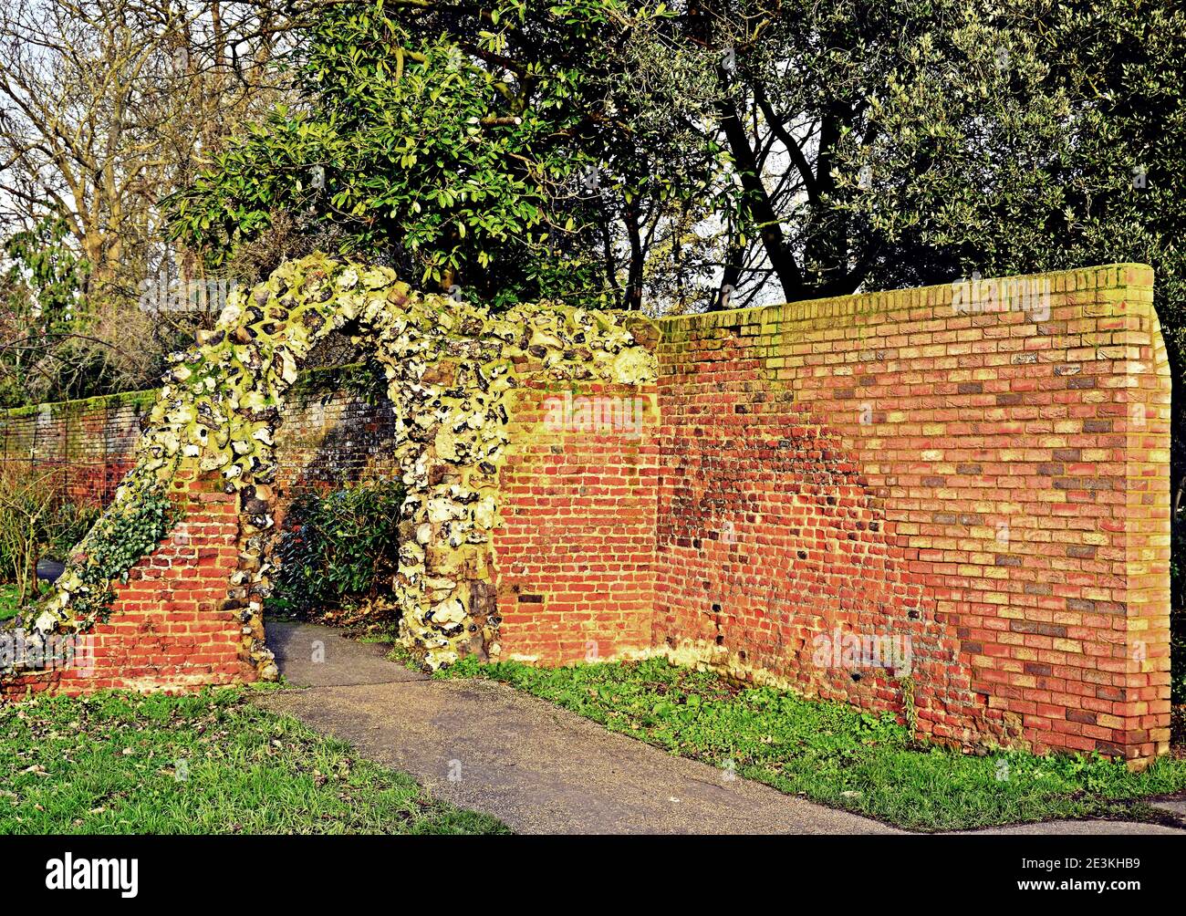 Arco da giardino con parete Foto Stock