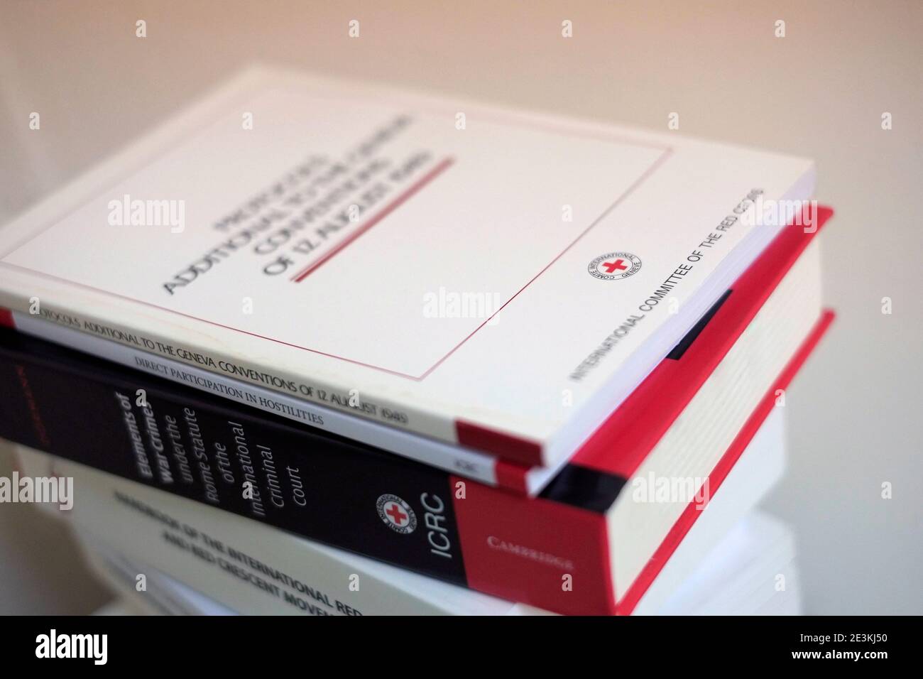 Libri sulle regole della Convenzione di Ginevra della Croce Rossa del CICR Foto Stock