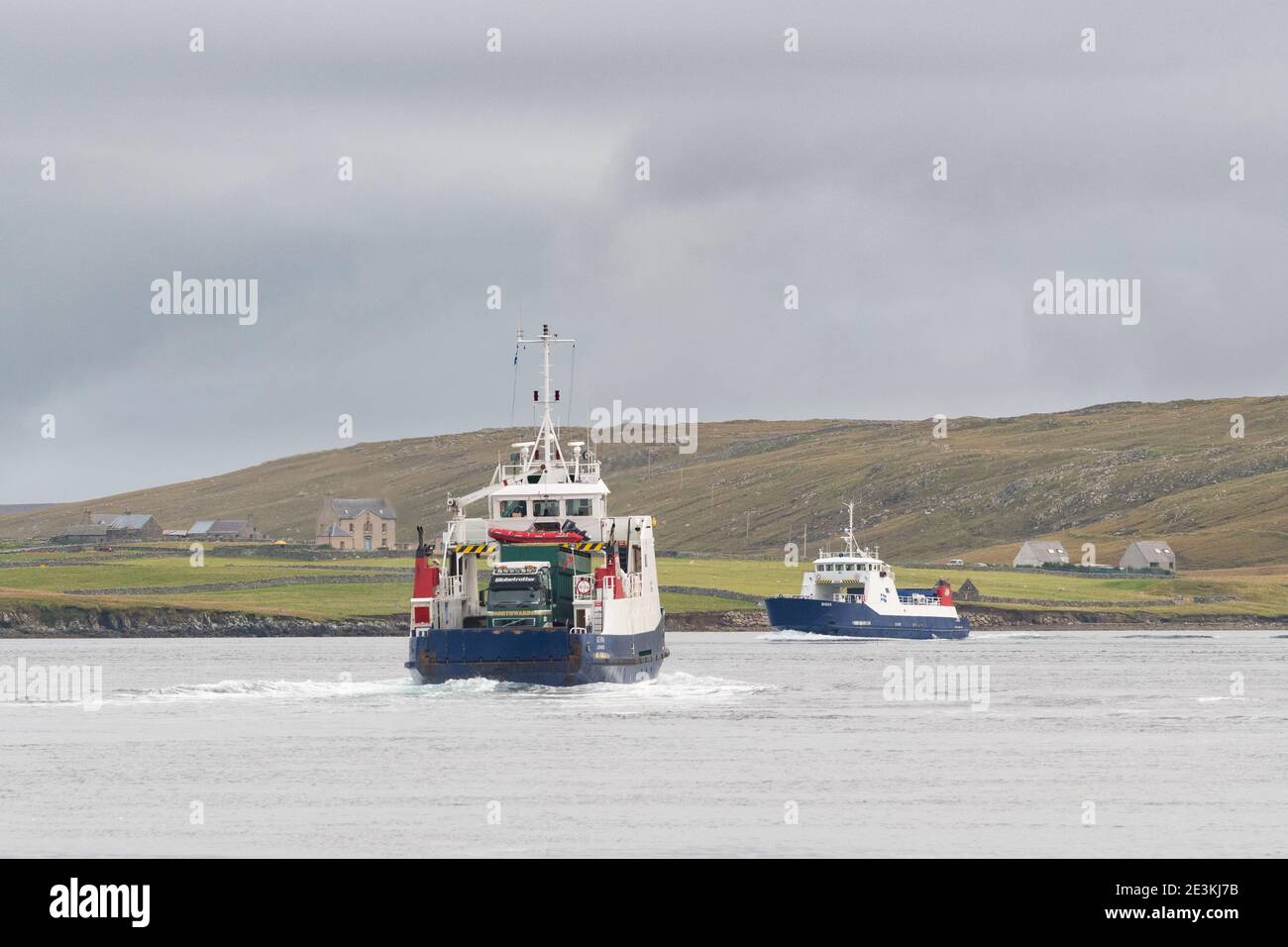 SIC Ferries che opera sulla rotta Bluemull Sound - il traghetto in primo piano parte da Gutcher verso Belmont sulla Unst, Shetland, Scozia, Regno Unito Foto Stock