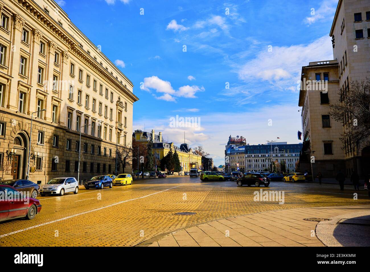 Bulgaria. Sofia. 06.01.2021. Edifici governativi ed ex-quartier generale del Partito Comunista Bulgaro a Sofia con giornata di sole. Foto Stock