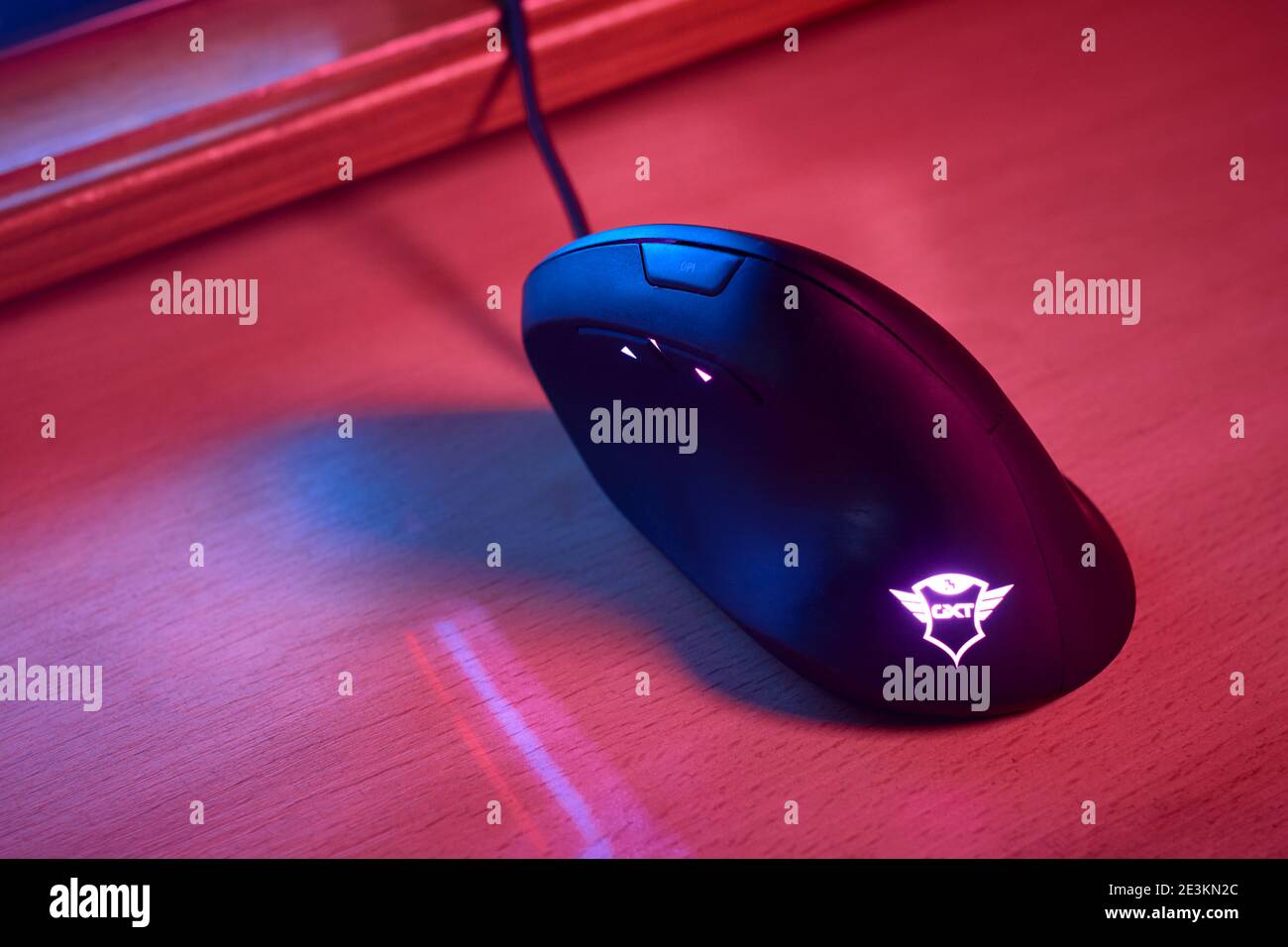 11 GENNAIO 2021 - BUENOS AIRES, ARGENTINA: Mouse verticale ergonomico per videogamer su scrivania in camera con luci blu e rosse. Vista dall'alto. Foto Stock