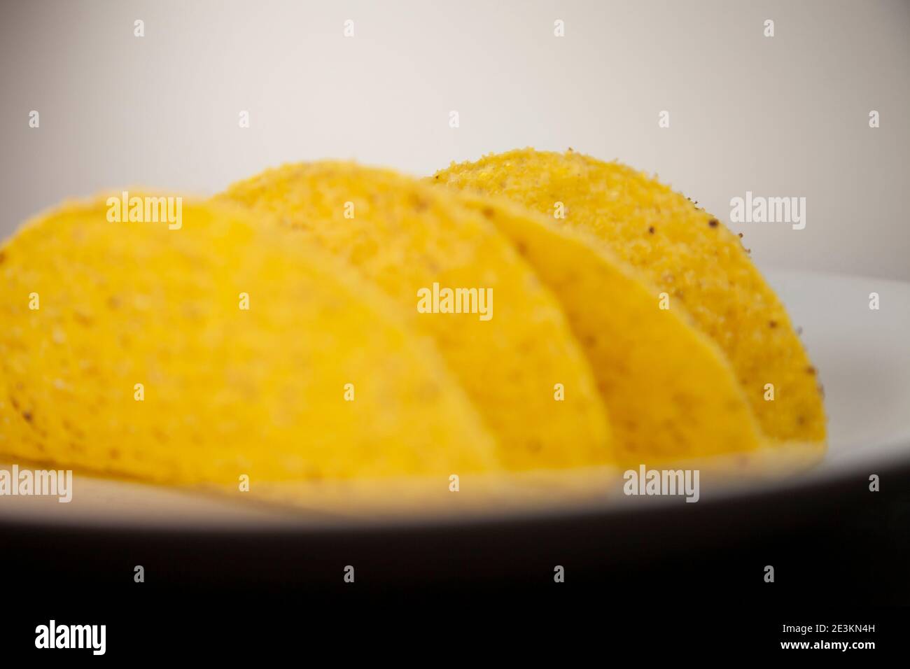 Svuotare le calotte rigide del taco su una piastra bianca Foto Stock