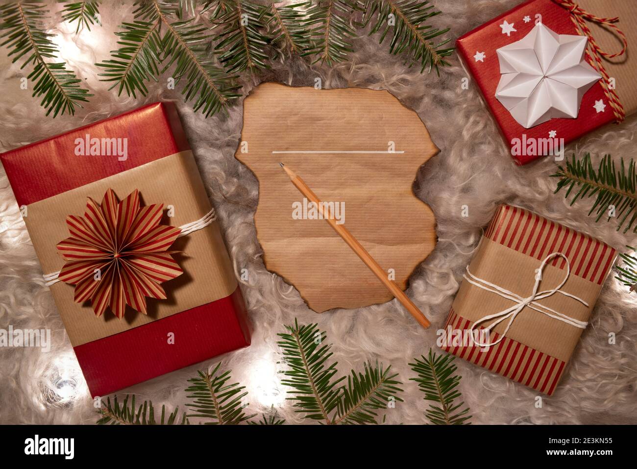 Scatole di regalo decorative fatte a mano e Wishlist sotto l'albero di Natale Foto Stock