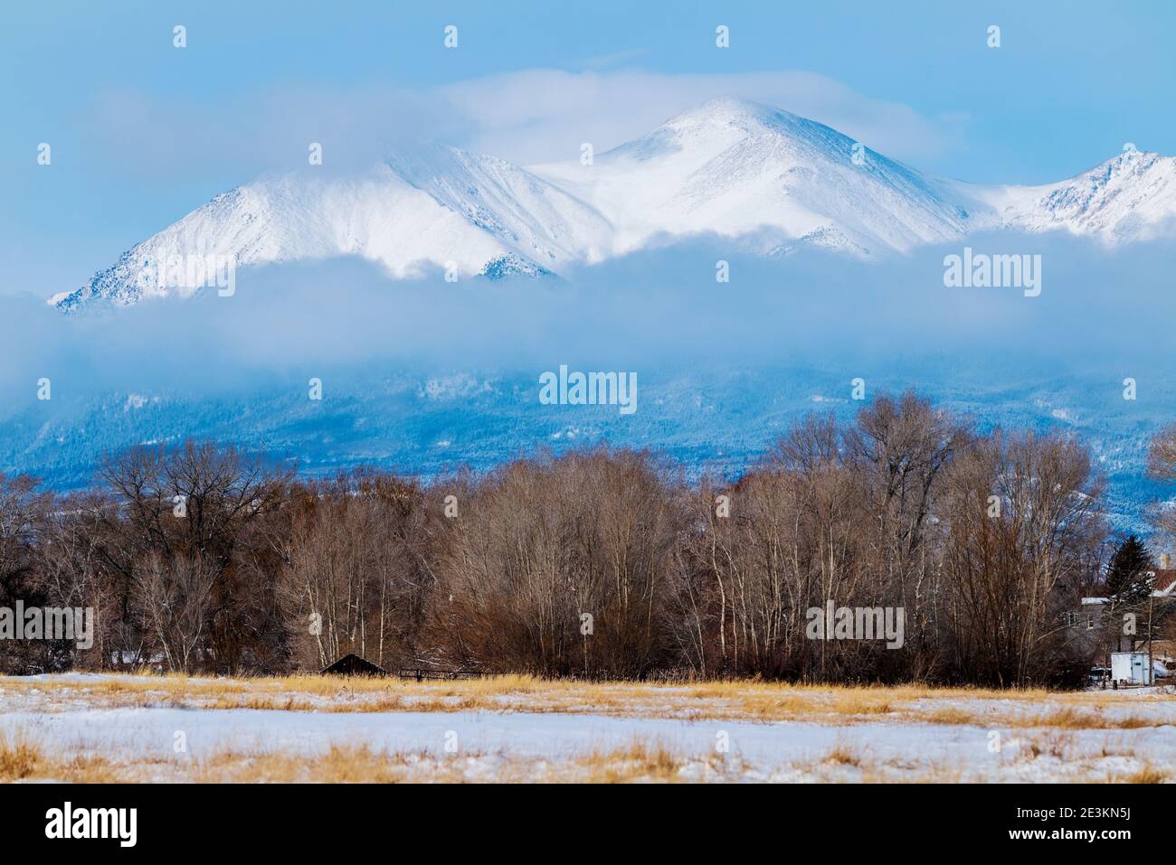Vista delle nuvole e della neve fresca sul monte Shavano 14,235 metri; Sawatch Range; Montagne Rocciose; dalla Arkansas River Valley; Salida; Colorado; USA Foto Stock