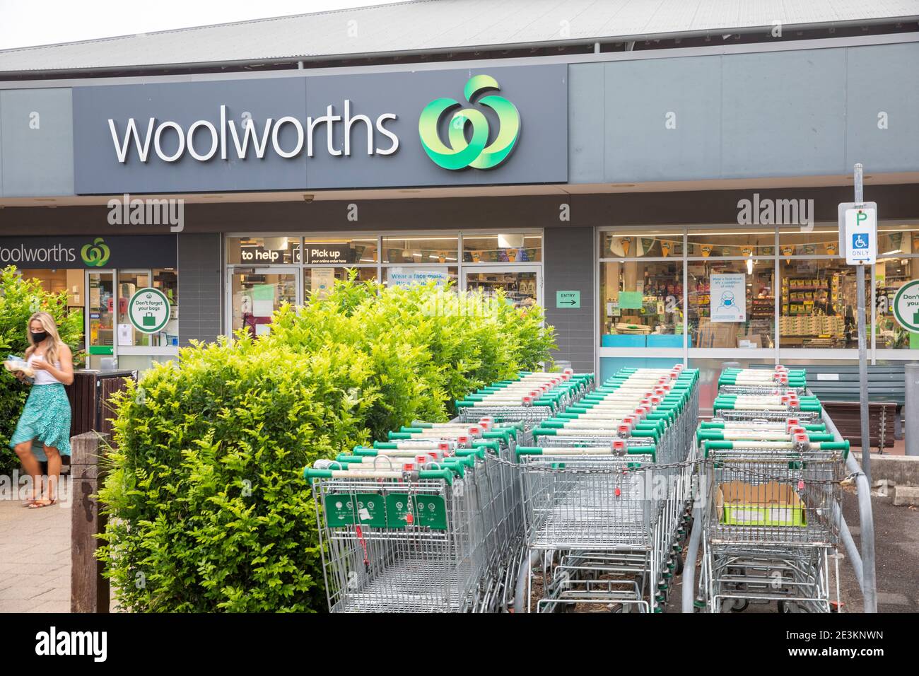 Durante COVID 19 pandemia australiana donna lascia Woolworths supermercato indossare Un facemark che sono obbligatori in negozio, Sydney, Australia Foto Stock