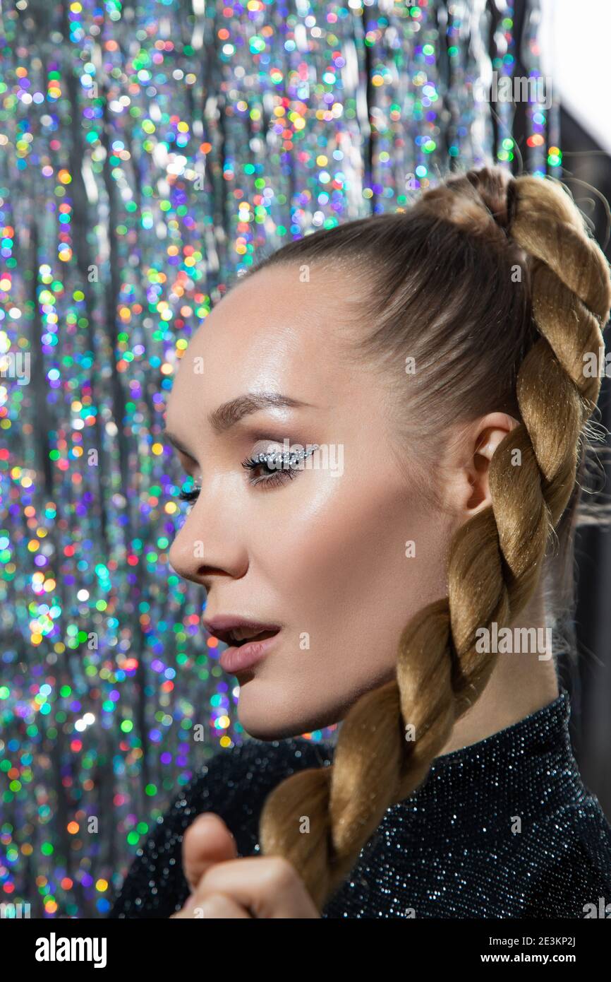 Ritratto di una ragazza con trucco di Capodanno Foto Stock