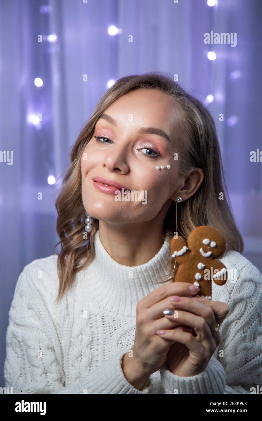 Ritratto di Capodanno di una ragazza con un pan di zenzero nelle sue mani Foto Stock