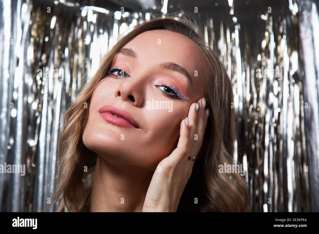 Ritratto di una ragazza con trucco di Capodanno Foto Stock
