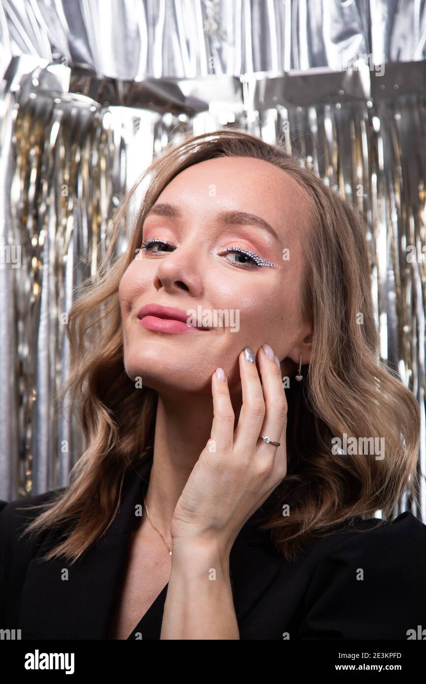 Ritratto di una ragazza con trucco di Capodanno Foto Stock