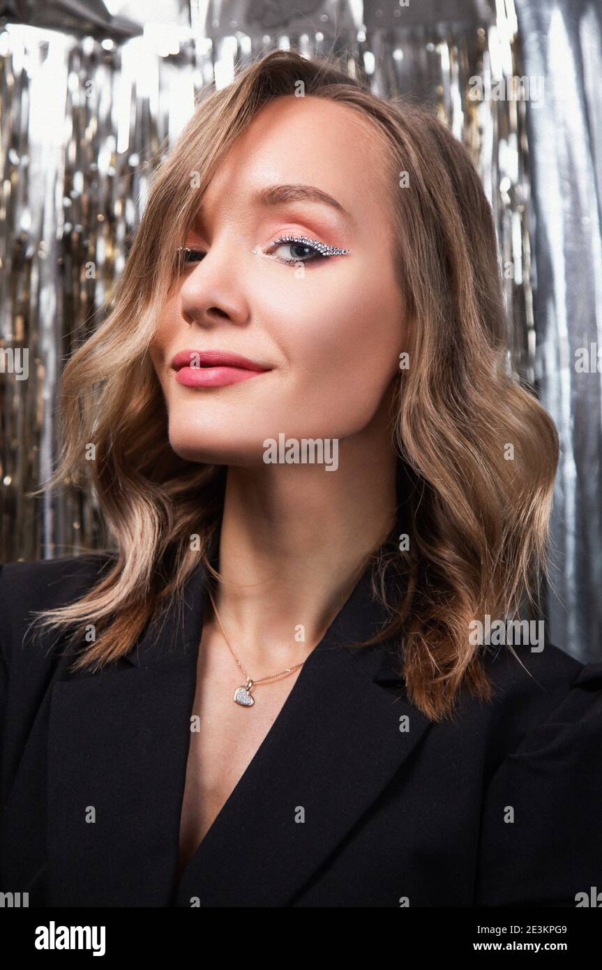 Ritratto di una ragazza con trucco di Capodanno Foto Stock