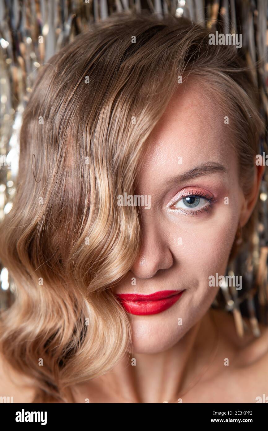 Ritratto di una ragazza con labbra rosse e di Capodanno trucco Foto Stock