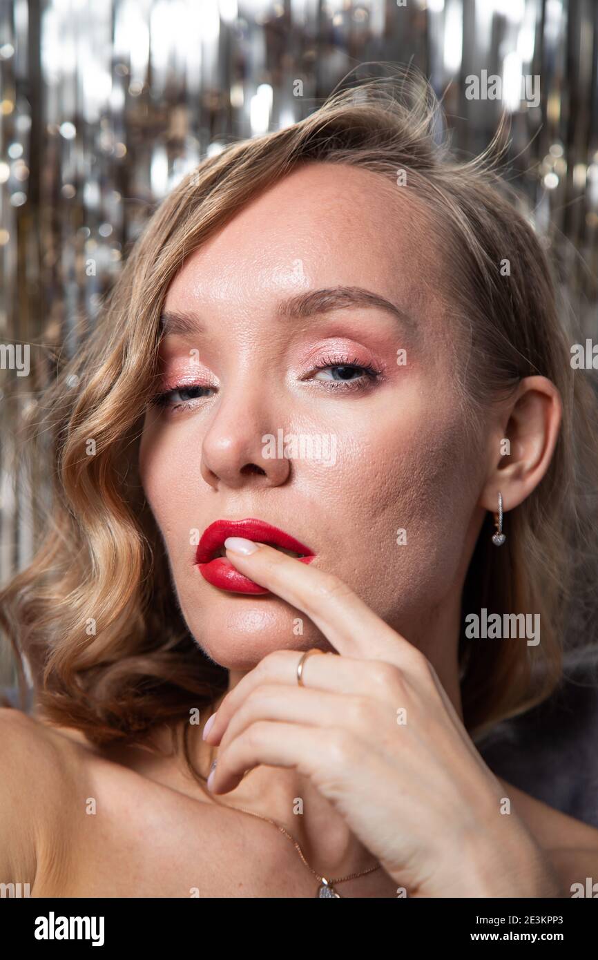 Ritratto di una ragazza con labbra rosse e di Capodanno trucco Foto Stock