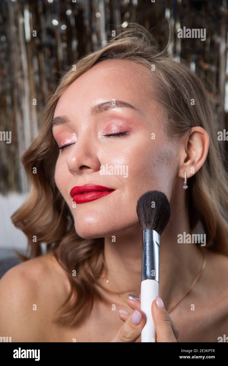 Ritratto di una ragazza con labbra rosse e di Capodanno trucco Foto Stock