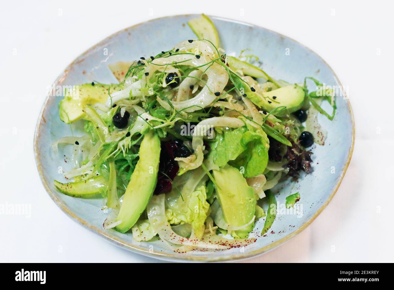 finocchio a fette, asparagi, insalata mista di lattuga e avocado, cibo vegano Foto Stock