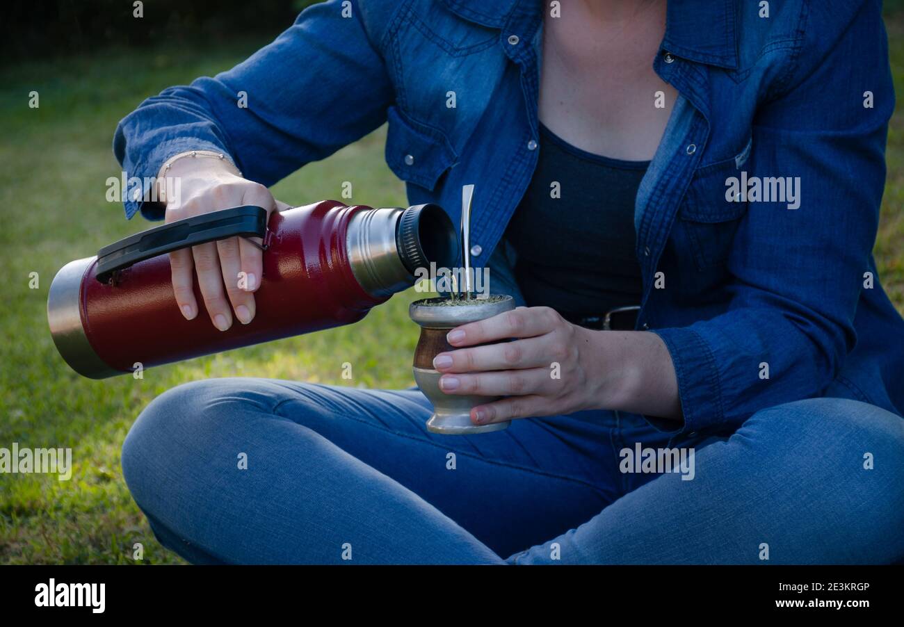 Ragazza che condivide un compagno nel parco Foto Stock