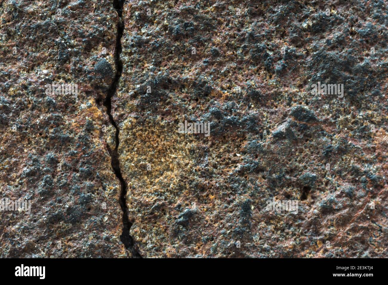 Macro foto della crosta di fusione da un meteorite condrita, pezzo di roccia formato nello spazio esterno nelle prime fasi del sistema solare come asteroidi. Foto Stock