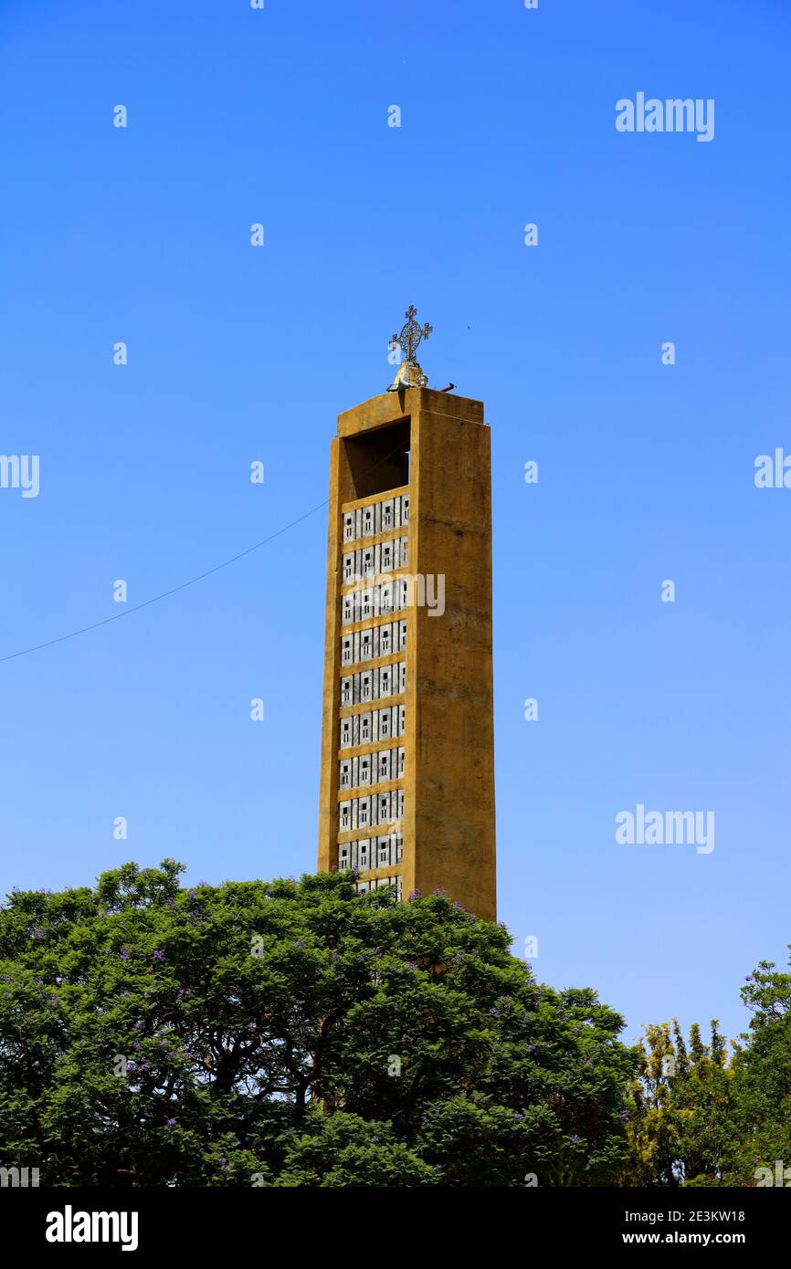 Il maestoso campanile della chiesa di nostra Signora Maria di Sion ad Aksum, in Etiopia, con la sua croce Axumite ornata, è un cielo blu profondo. Foto Stock