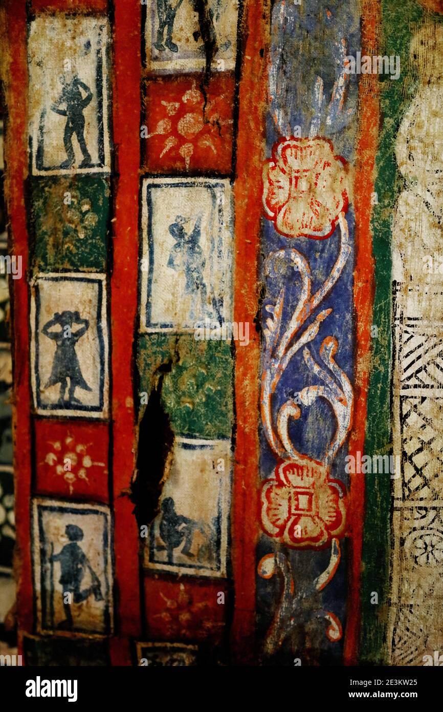 Disegni che incorniciano i dipinti religiosi del monastero di Azewa Mariam sul lago Tana, vicino Bahir Dar, Etiopia, raffigurano figure umane in varie pose Foto Stock