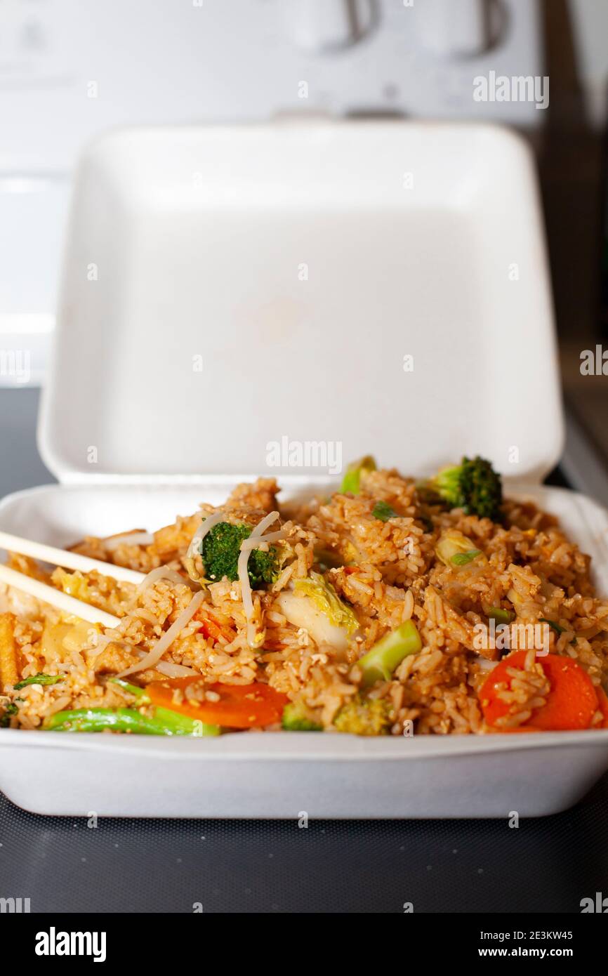Tagliatelle e riso thailandesi con tofu, broccoli e carote in un contenitore carruyout Foto Stock