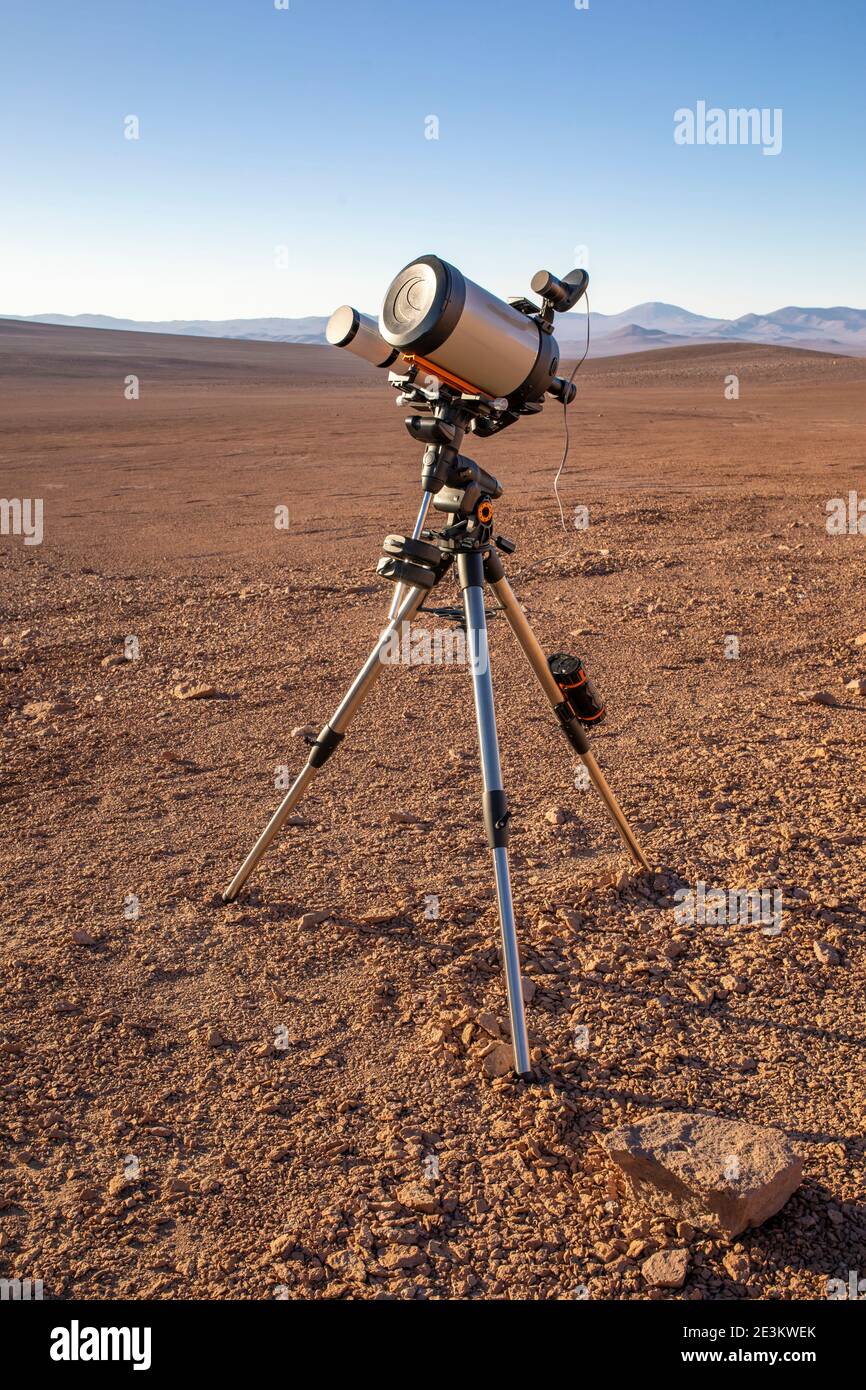 Un telescopio amatoriale attrezzatura di messa a punto sopra la sabbia al deserto di Atacama. Preparazione di una notte di osservazione delle stelle durante il tramonto in un incredibile paesaggio arido Foto Stock
