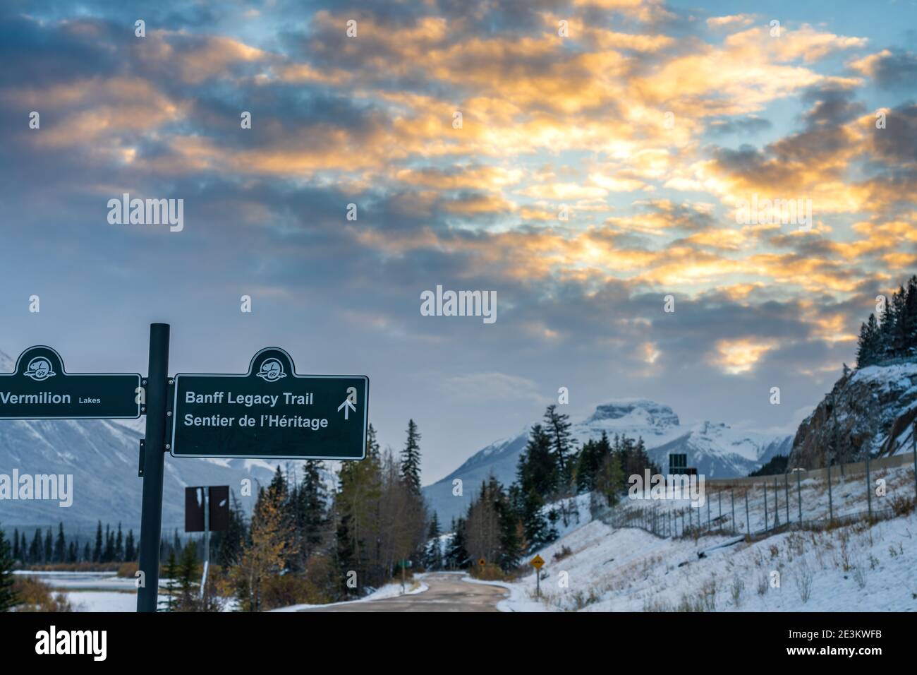 Vermilion Lakes Banff Legacy Trail nel crepuscolo invernale. Banff National Park, Canadian Rockies. Foto Stock