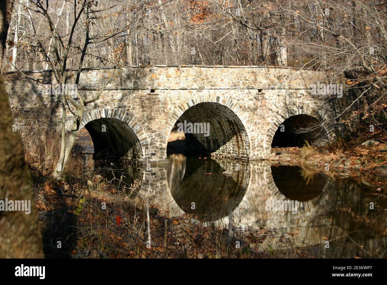 Fieldstone Bridge su Winter Stream, PA, USA Foto Stock
