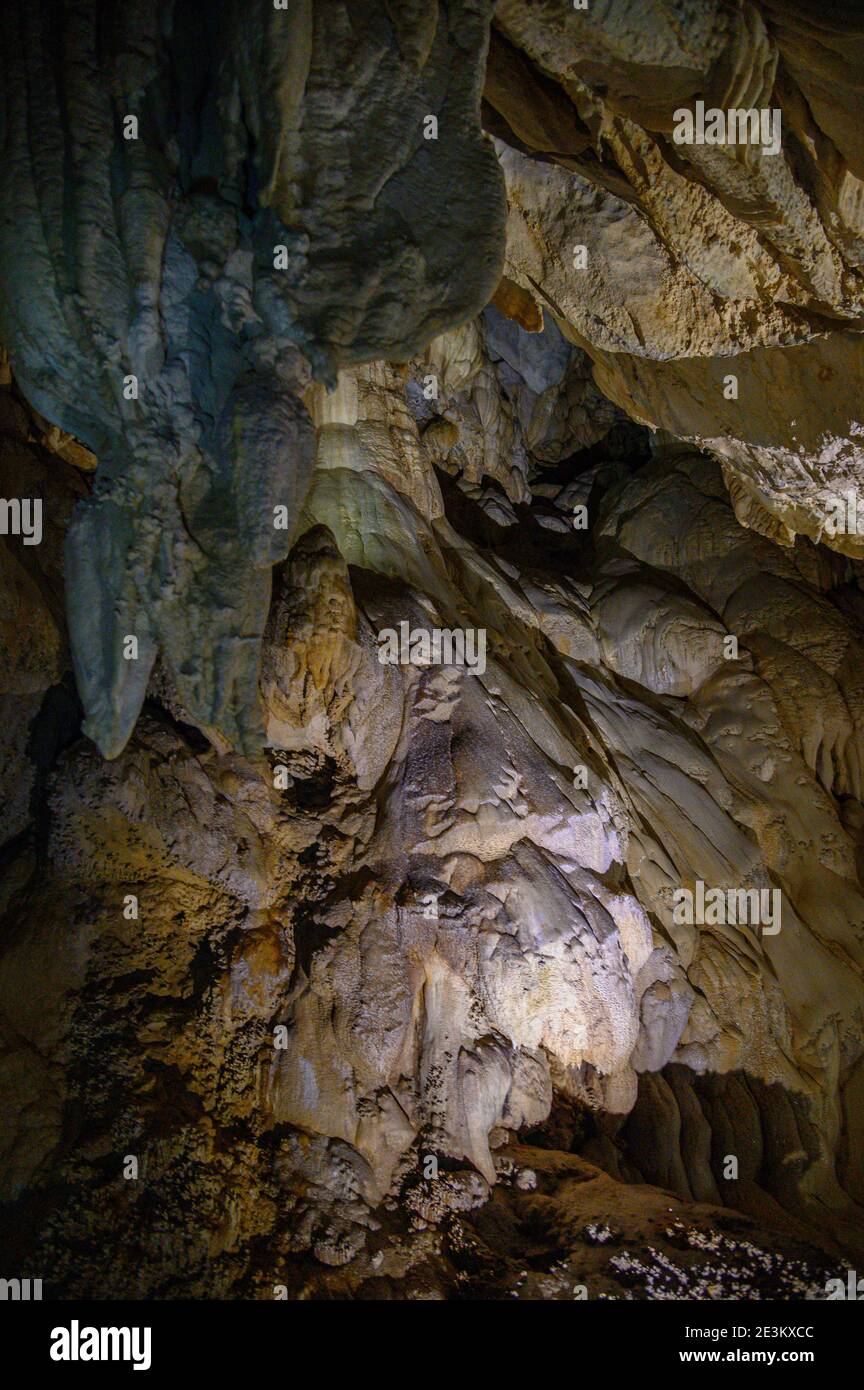 Stalagmite e formazioni calcaree all'interno della grotta di Lang in Malesia Foto Stock