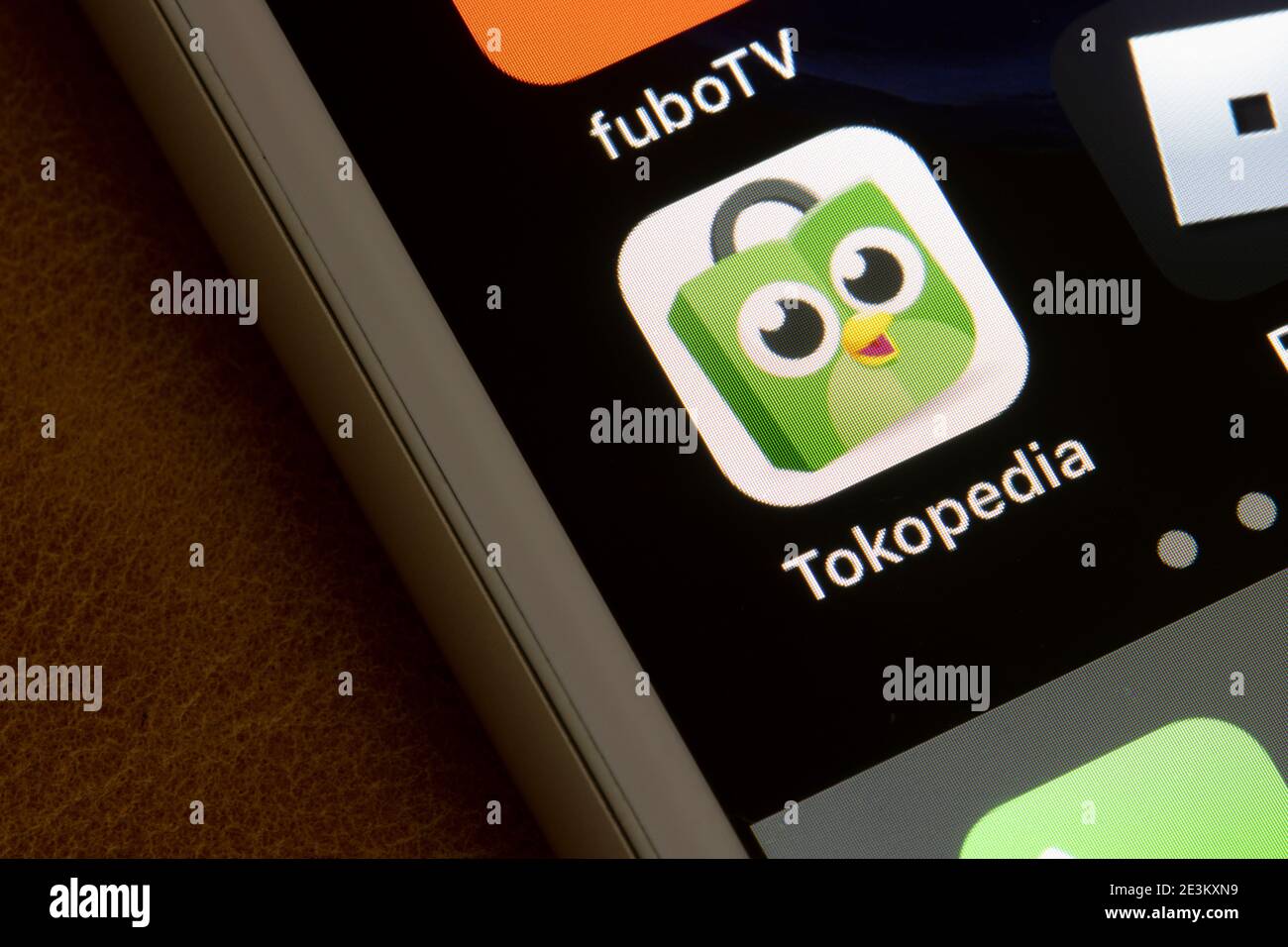 L'icona dell'app mobile Tokopedia viene visualizzata su un iPhone il 19 gennaio 2021. Tokopedia è un'azienda tecnologica indonesiana specializzata in e-commerce. Foto Stock
