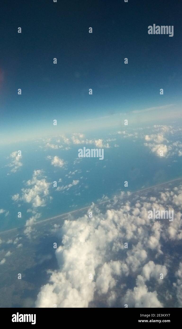 Fotografia aerea in Brasile. Superficie terrestre vista dall'aereo. Vista aerea del cielo e del mare con nuvole sopra terra. Foto Stock