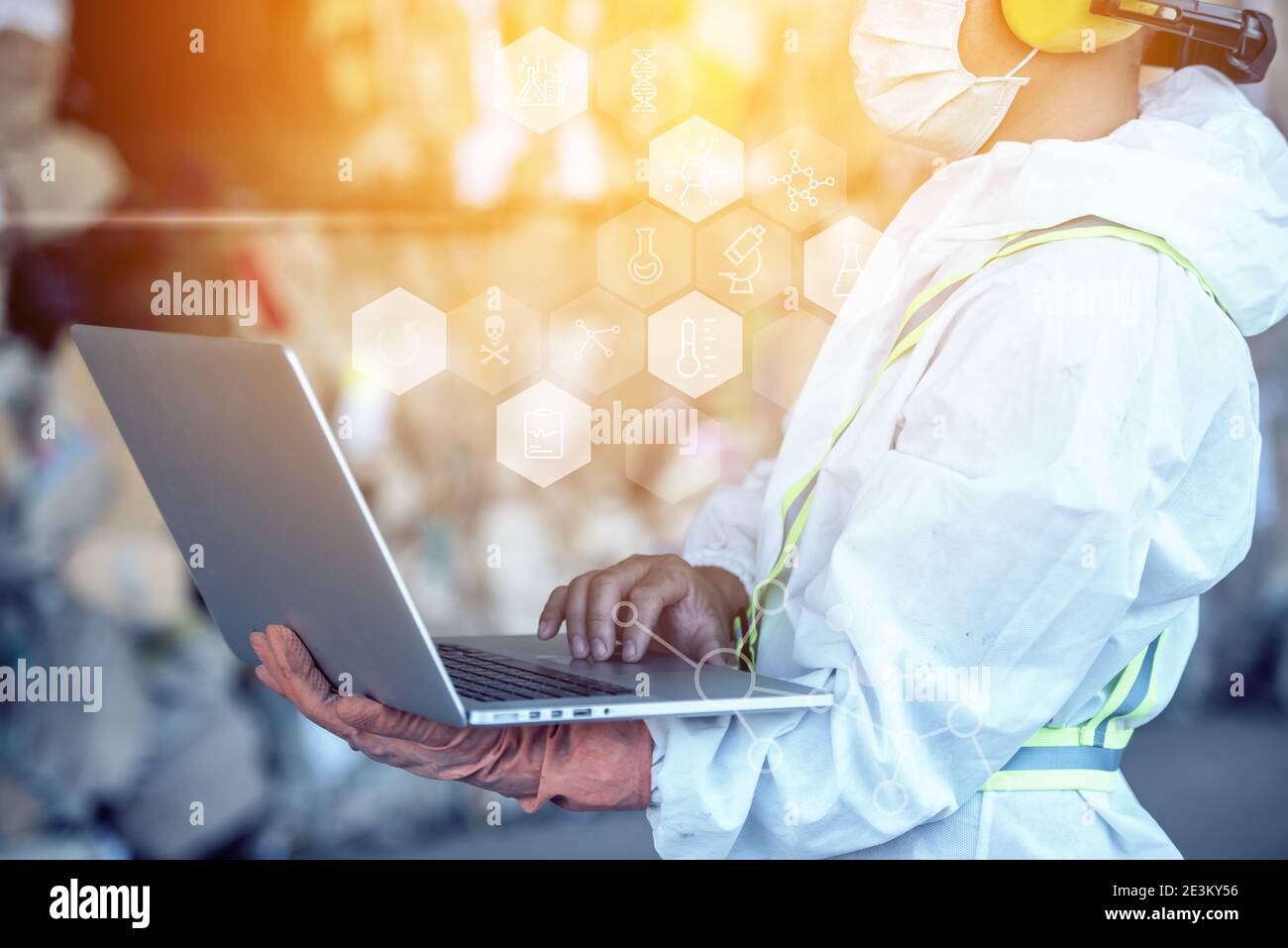 Impianto di trattamento dei rifiuti. Bottiglie di plastica di processo tecnologico in fabbrica per la lavorazione e il riciclaggio. La fabbrica di riciclaggio dei lavoratori, ingegneri è o Foto Stock